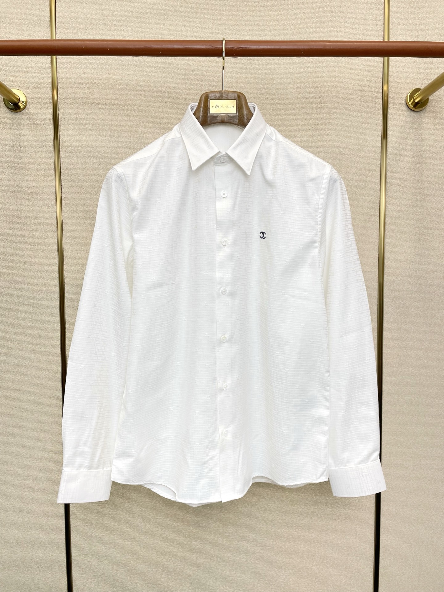 NO:730928,Support New Year’s Eve after-sales service!  .CHANEL Chanel exclusively provides new original men's casual long-sleeved shirts. High-end customization. High-end version. Fashionable and versatile imported fabrics. Super soft and delicate feel. Skin-friendly and comfortable to wear. High-end boutique. The upper body is finely made by the factory. A must-have item for men. Three complete standards. Size M-3XL,,chanel,chanel,shirts,19860909支持跨年售后！.CHANEL香奈儿独家专供新款原单男士休闲长袖衬衫 高端定制 高端版本 时尚百搭爆款进口面料 手感超柔软细腻 穿着亲肤舒适 高端精品 代工厂精细做上身非常赞 男士必备单品 三标齐全 码数M-3XL,,chanel,chanel,shirts,,Men's clothing