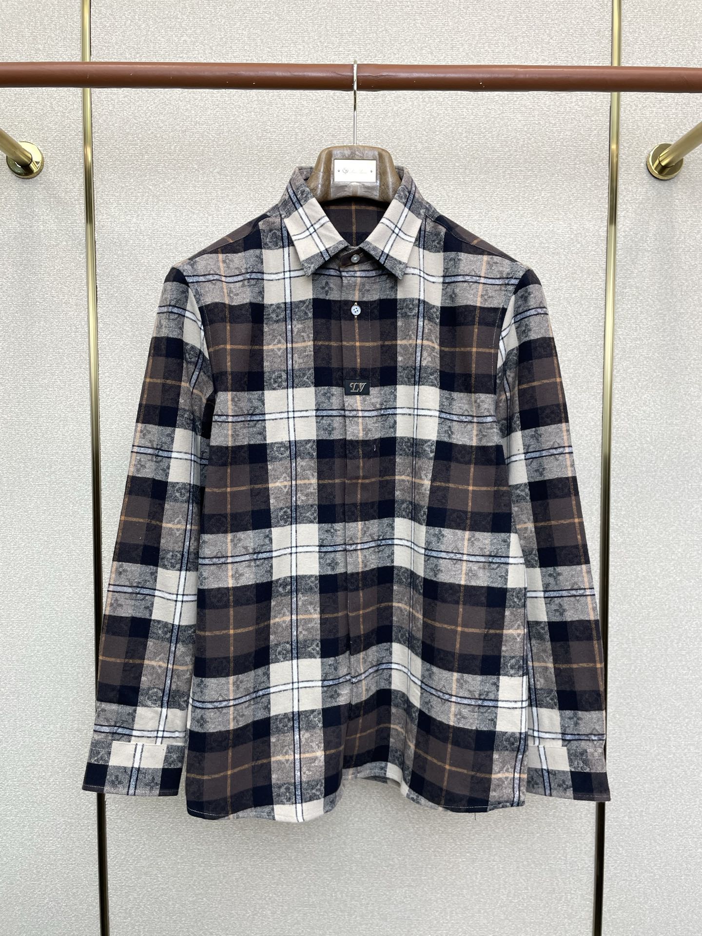 NO:730981,Support New Year’s Eve after-sales service!  .Louis Vuitton Louis Vuitton exclusively supplies new original men's casual long-sleeved shirts. High-end customization. High-end version. Fashionable and versatile imported fabrics. Super soft and delicate feel. Skin-friendly and comfortable to wear. High-end boutique. The upper body is finely made by the factory. It is a must-have item for men. Three standards are complete. Size M-3XL,, louis vuitton, louis vuitton, shirts,19860909支持跨年售后！.Louis Vuitton路易威登独家专供新款原单男士休闲长袖衬衫 高端定制 高端版本 时尚百搭爆款进口面料 手感超柔软细腻 穿着亲肤舒适 高端精品 代工厂精细做上身非常赞 男士必备单品 三标齐全 码数M-3XL,,louis vuitton,louis vuitton,shirts,,Men's clothing