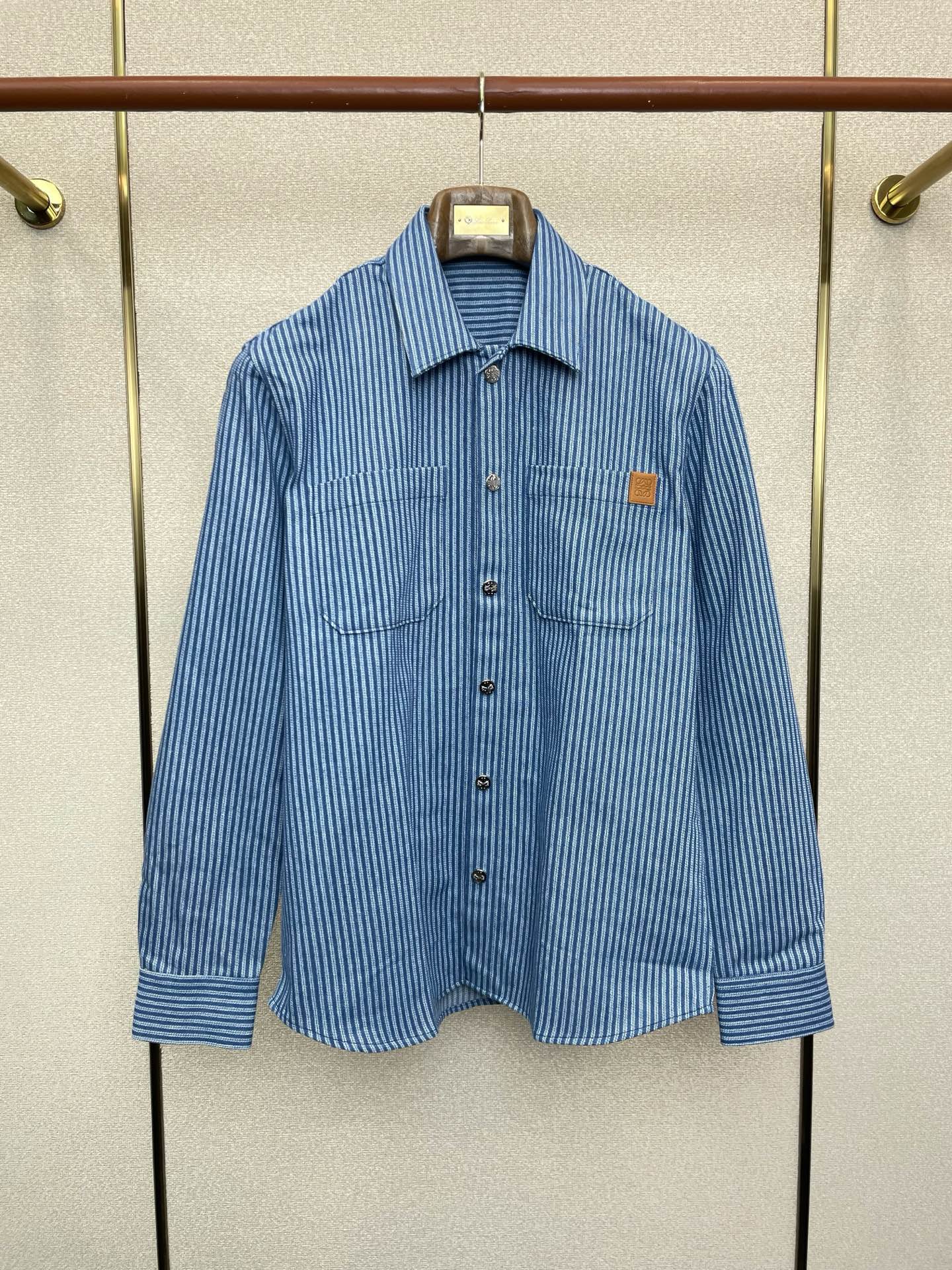 NO:730975,Support New Year’s Eve after-sales service!  .LOEWE exclusively supplies new original men's casual denim shirts, high-end customization, high-end version, fashionable and versatile imported fabrics, super soft and delicate to the touch, skin-friendly and comfortable to wear, high-end boutique, the upper body is exquisitely made by the factory, a must-have item for men, complete with three standards, size M-3XL,,loewe,loewe,shirts,19860909支持跨年售后！.LOEWE罗意威独家专供新款原单男士休闲牛仔衬衫 高端定制 高端版本 时尚百搭爆款进口面料 手感超柔软细腻 穿着亲肤舒适 高端精品 代工厂精细做上身非常赞 男士必备单品 三标齐全 码数M-3XL,,loewe,loewe,shirts,,Men's clothing