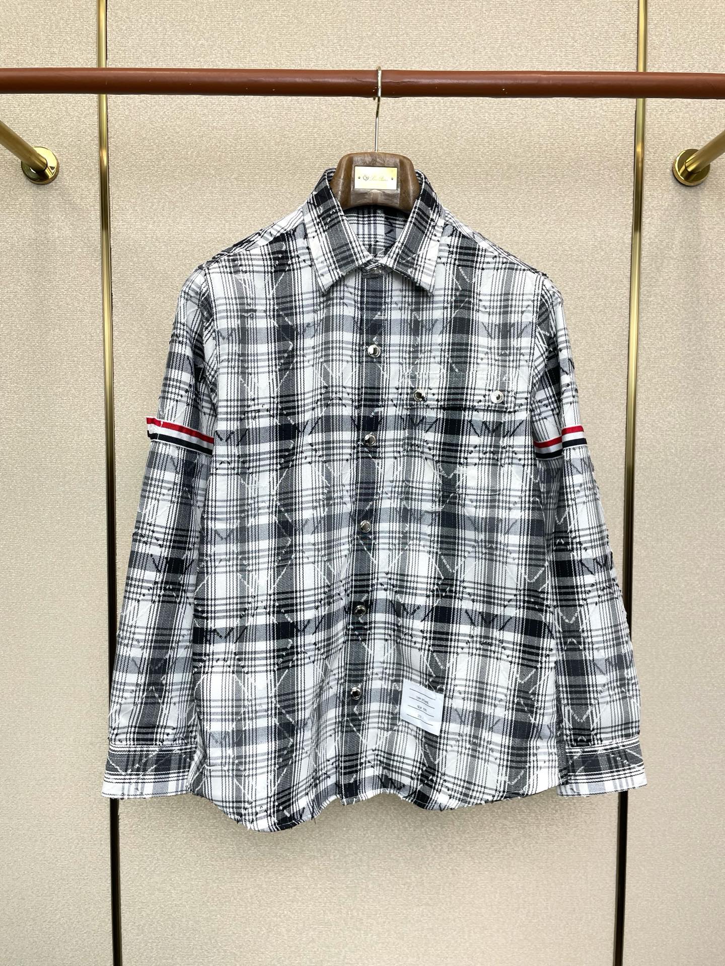 NO:730969,Support New Year’s Eve after-sales service!  .Thom Browne exclusively supplies new original men's casual shirts, high-end customization, high-end version, fashionable and versatile imported fabrics, super soft and delicate to the touch, skin-friendly and comfortable to wear, high-end boutique, the upper body is exquisitely made by the factory, a must-have item for men, complete with three standards, size M-3XL,,thom browne, shirts,19860909支持跨年售后！.Thom Browne汤姆布朗独家专供新款原单男士休闲衬衫 高端定制 高端版本 时尚百搭爆款进口面料 手感超柔软细腻 穿着亲肤舒适 高端精品 代工厂精细做上身非常赞 男士必备单品 三标齐全 码数M-3XL,,thom browne,shirts,,Men's clothing