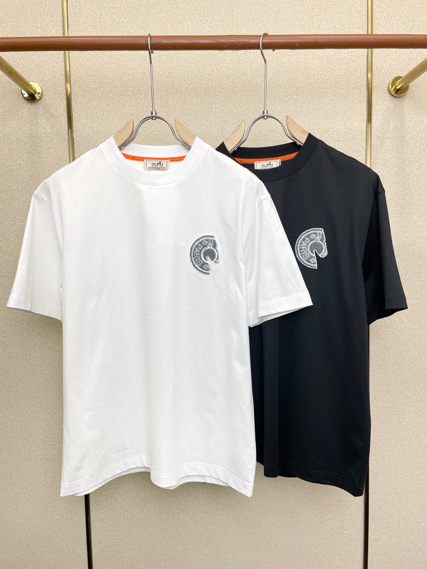 NO:730938,Support New Year’s Eve after-sales service!  .Hermès exclusively offers new original men's casual short sleeves. High-end customization. High-end version. Fashionable and versatile imported fabrics. Super soft and delicate feel. Skin-friendly and comfortable to wear. High-end boutique. The upper body is exquisitely made by the factory. A must-have item for men. Three complete standards. Size M-3XL,, hermes, hermes, T-shirt,19860909支持跨年售后！.Hermès爱马仕独家专供新款原单男士休闲短袖 高端定制 高端版本 时尚百搭爆款进口面料 手感超柔软细腻 穿着亲肤舒适 高端精品 代工厂精细做上身非常赞 男士必备单品 三标齐全 码数M-3XL,,hermes,hermes,T-shirt,,Men's clothing