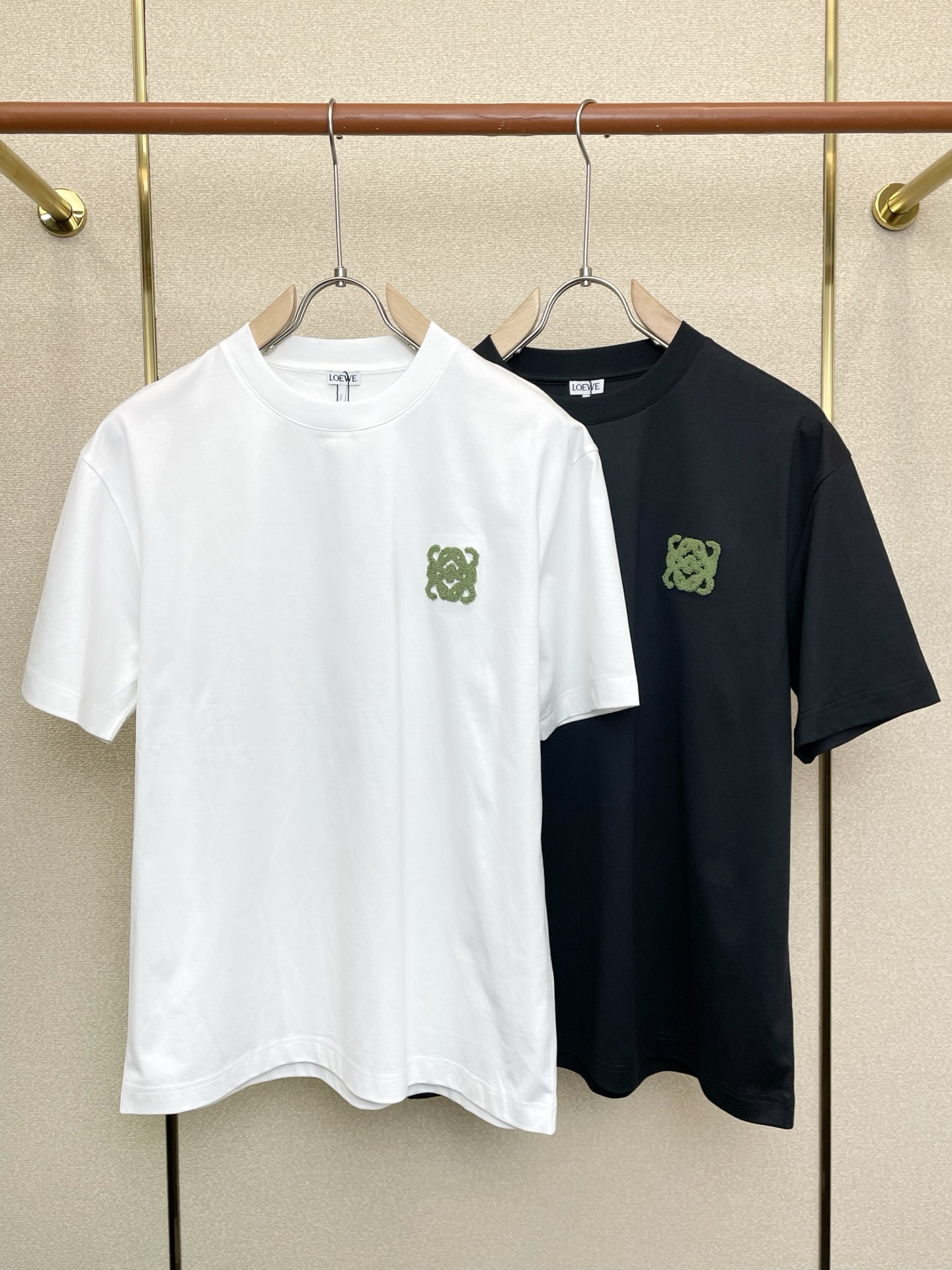 NO:730953,Support New Year’s Eve after-sales service!  .LOEWE exclusively supplies new original men's casual short-sleeves, high-end customization, high-end version, fashionable and versatile imported fabrics, super soft and delicate to the touch, skin-friendly and comfortable to wear, high-end boutique, the upper body is exquisitely made by the factory, a must-have item for men, complete with three standards, size M-3XL,,loewe,loewe,T-shirt,19860909支持跨年售后！.LOEWE罗意威独家专供新款原单男士休闲短袖 高端定制 高端版本 时尚百搭爆款进口面料 手感超柔软细腻 穿着亲肤舒适 高端精品 代工厂精细做上身非常赞 男士必备单品 三标齐全 码数M-3XL,,loewe,loewe,T-shirt,,Men's clothing