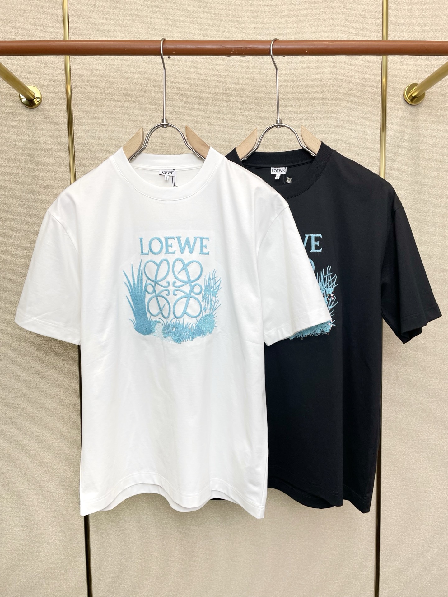 NO:730943,Support New Year’s Eve after-sales service!  .LOEWE exclusively supplies new original men's casual short-sleeves, high-end customization, high-end version, fashionable and versatile imported fabrics, super soft and delicate to the touch, skin-friendly and comfortable to wear, high-end boutique, the upper body is exquisitely made by the factory, a must-have item for men, complete with three standards, size M-3XL,,loewe,loewe,T-shirt,19860909支持跨年售后！.LOEWE罗意威独家专供新款原单男士休闲短袖 高端定制 高端版本 时尚百搭爆款进口面料 手感超柔软细腻 穿着亲肤舒适 高端精品 代工厂精细做上身非常赞 男士必备单品 三标齐全 码数M-3XL,,loewe,loewe,T-shirt,,Men's clothing