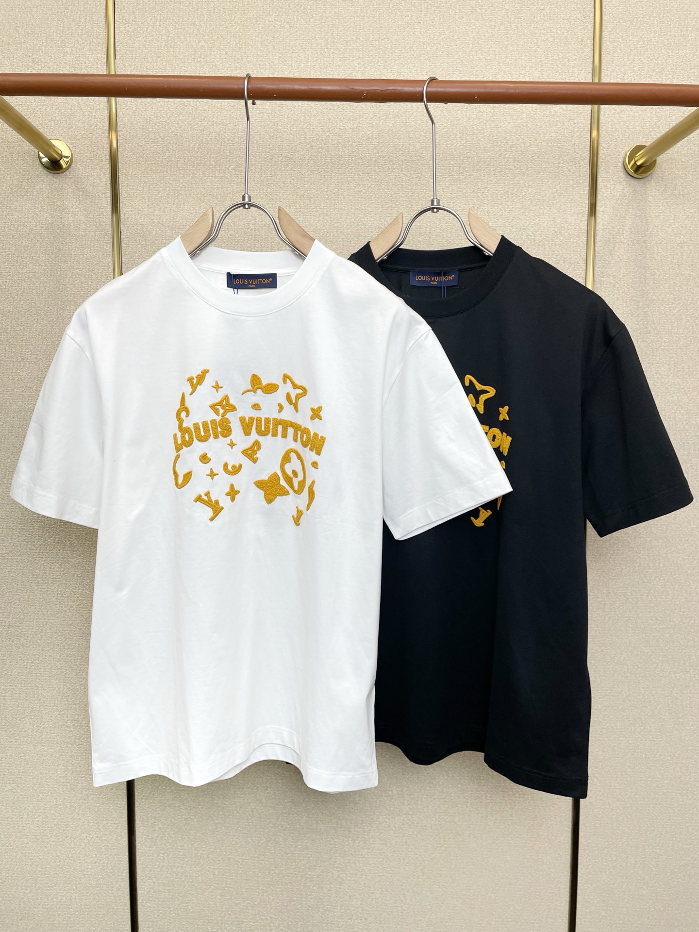 NO:730958,Support New Year’s Eve after-sales service!  .Louis Vuitton Louis Vuitton exclusively offers new original men's casual short sleeves. High-end customization. High-end version. Fashionable and versatile imported fabrics. Super soft and delicate feel. Skin-friendly and comfortable to wear. High-end boutique. The upper body is finely made by the factory. It is a must-have item for men. Three standards are complete. Size M-3XL,, louis vuitton, louis vuitton, T-shirt,19860909支持跨年售后！.Louis Vuitton路易威登独家专供新款原单男士休闲短袖 高端定制 高端版本 时尚百搭爆款进口面料 手感超柔软细腻 穿着亲肤舒适 高端精品 代工厂精细做上身非常赞 男士必备单品 三标齐全 码数M-3XL,,louis vuitton,louis vuitton,T-shirt,,Men's clothing