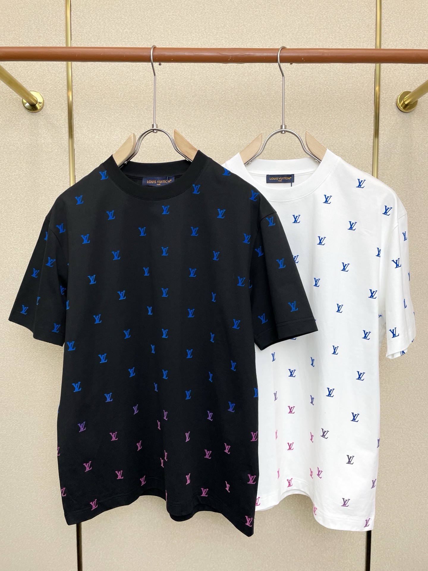 NO:757050,.Louis Vuitton Louis Vuitton exclusively offers new original men's casual short sleeves. High-end customization. High-end version. Fashionable and versatile imported fabrics. Super soft and delicate feel. Skin-friendly and comfortable to wear. High-end boutique. The upper body is finely made by the factory. It is a must-have item for men. Three standards are complete. Size M-3XL,, louis vuitton, louis vuitton, T-shirt,19860909.Louis Vuitton路易威登独家专供新款原单男士休闲短袖 高端定制 高端版本 时尚百搭爆款进口面料 手感超柔软细腻 穿着亲肤舒适 高端精品 代工厂精细做上身非常赞 男士必备单品 三标齐全 码数M-3XL,,louis vuitton,louis vuitton,T-shirt,,Men's clothing