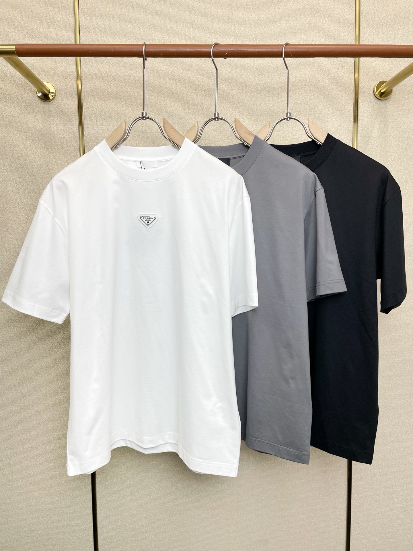 NO:757052,.Prada exclusively supplies new original men's casual short-sleeves. High-end customization. High-end version. Fashionable and versatile imported fabrics. Super soft and delicate feel. Skin-friendly and comfortable to wear. High-end boutique. The upper body is exquisitely made by the factory. A must-have item for men. Complete with three standards. Size M-3XL, prada, prada, T-shirt,19860909.Prada普拉达独家专供新款原单男士休闲短袖 高端定制 高端版本 时尚百搭爆款进口面料 手感超柔软细腻 穿着亲肤舒适 高端精品 代工厂精细做上身非常赞 男士必备单品 三标齐全 码数M-3XL,,prada,prada,T-shirt,,Men's clothing