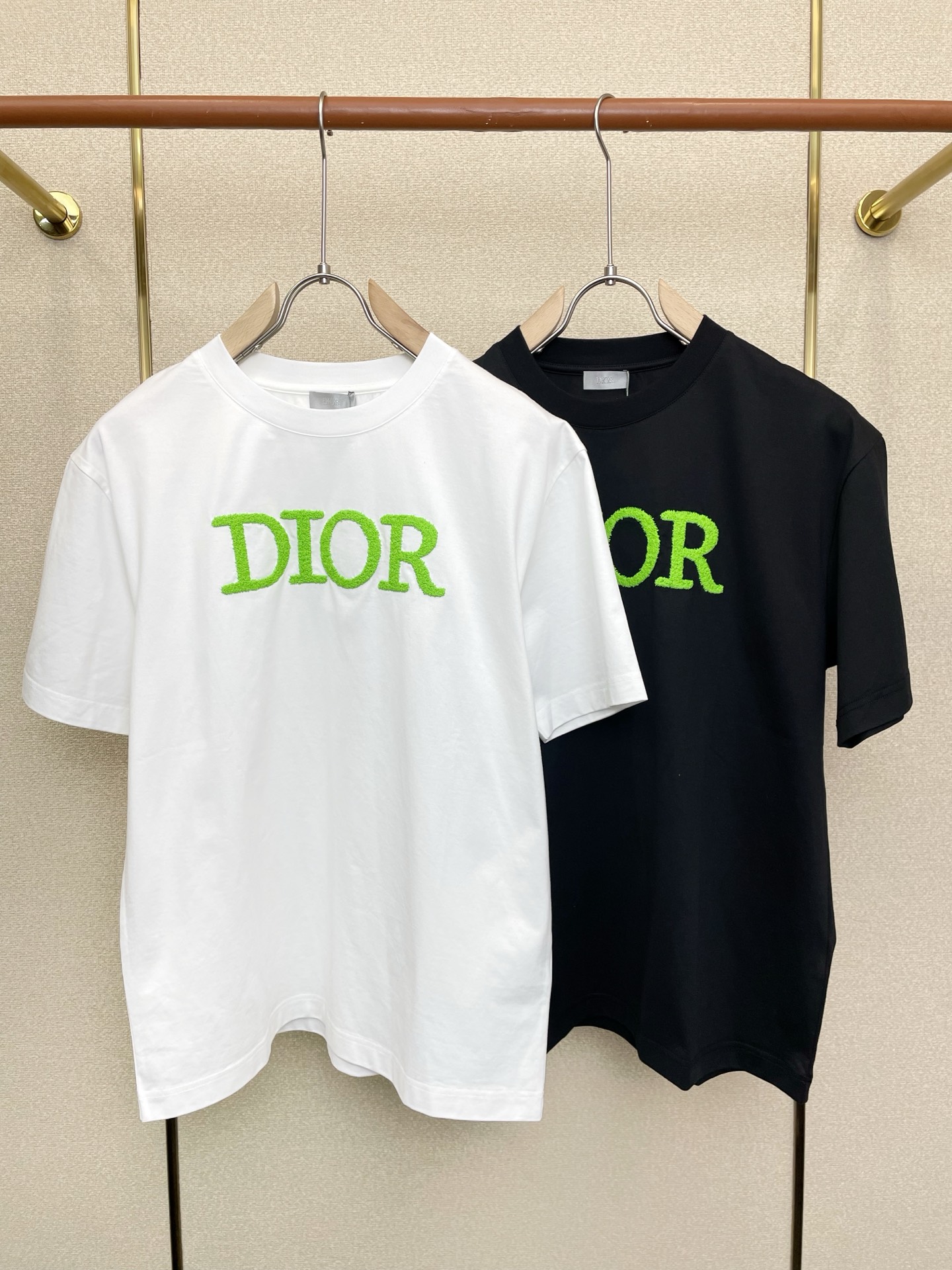 NO:757054,.Dior Dior exclusively provides new original men's casual short sleeves. High-end customization. High-end version. Fashionable and versatile imported fabrics. Super soft and delicate feel. Skin-friendly and comfortable to wear. High-end boutique. The upper body is exquisitely made by the factory. A must-have item for men. Complete with three standards. Size M-3XL, dior, dior, T-shirt,19860909.Dior迪奥独家专供新款原单男士休闲短袖 高端定制 高端版本 时尚百搭爆款进口面料 手感超柔软细腻 穿着亲肤舒适 高端精品 代工厂精细做上身非常赞 男士必备单品 三标齐全 码数M-3XL,,dior,dior,T-shirt,,Men's clothing