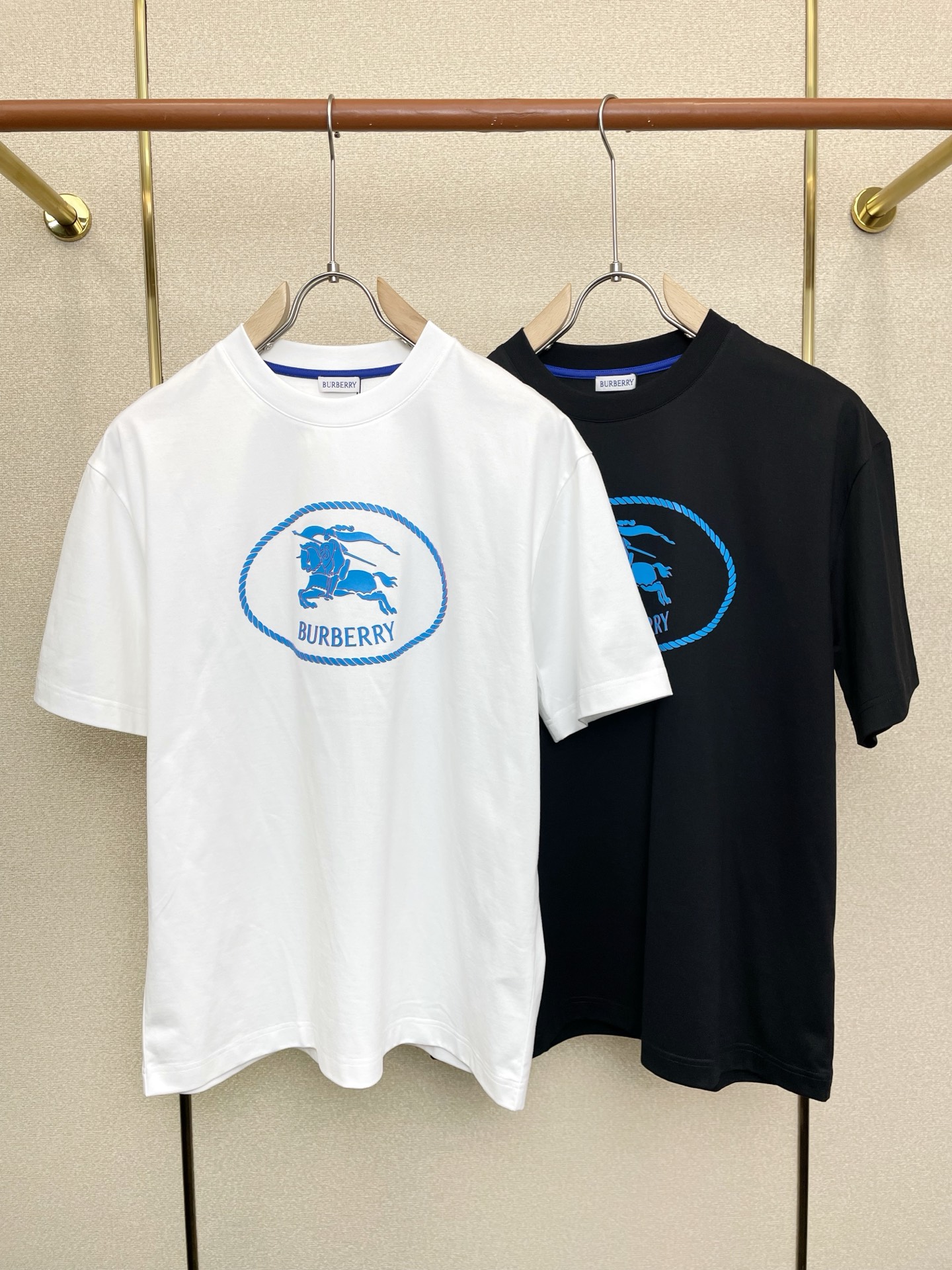 NO:730954,Support New Year’s Eve after-sales service!  .Burberry exclusively supplies new original men's casual short sleeves. High-end customization. High-end version. Fashionable and versatile imported fabrics. Super soft and delicate feel. Skin-friendly and comfortable to wear. High-end boutique. The upper body is exquisitely made by the factory. A must-have item for men. Three complete standards. Size M-3XL,,burberry,burberry,T-shirt,19860909支持跨年售后！.Burberry巴宝莉独家专供新款原单男士休闲短袖 高端定制 高端版本 时尚百搭爆款进口面料 手感超柔软细腻 穿着亲肤舒适 高端精品 代工厂精细做上身非常赞 男士必备单品 三标齐全 码数M-3XL,,burberry,burberry,T-shirt,,Men's clothing