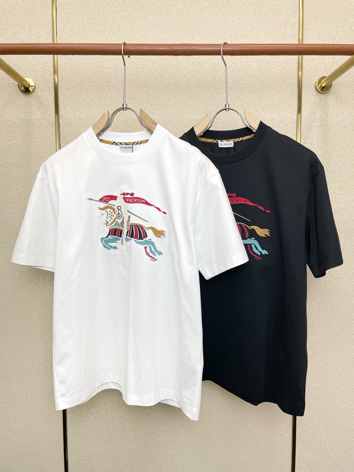 NO:730964,Support New Year’s Eve after-sales service!  .Burberry exclusively supplies new original men's casual short sleeves. High-end customization. High-end version. Fashionable and versatile imported fabrics. Super soft and delicate feel. Skin-friendly and comfortable to wear. High-end boutique. The upper body is exquisitely made by the factory. A must-have item for men. Three complete standards. Size M-3XL,,burberry,burberry,T-shirt,19860909支持跨年售后！.Burberry巴宝莉独家专供新款原单男士休闲短袖 高端定制 高端版本 时尚百搭爆款进口面料 手感超柔软细腻 穿着亲肤舒适 高端精品 代工厂精细做上身非常赞 男士必备单品 三标齐全 码数M-3XL,,burberry,burberry,T-shirt,,Men's clothing