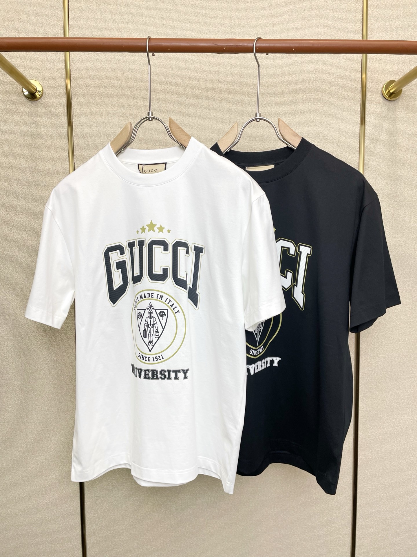NO:730980,Support New Year’s Eve after-sales service!  .Gucci Gucci exclusively provides new original men's casual short sleeves. High-end customization. High-end version. Fashionable and versatile imported fabrics. Super soft and delicate feel. Skin-friendly and comfortable to wear. High-end boutique. The upper body is exquisitely made by the factory. A must-have item for men. Complete with three standards. Size M-3XL,,gucci,gucci,T-shirt,19860909支持跨年售后！.Gucci古驰独家专供新款原单男士休闲短袖 高端定制 高端版本 时尚百搭爆款进口面料 手感超柔软细腻 穿着亲肤舒适 高端精品 代工厂精细做上身非常赞 男士必备单品 三标齐全 码数M-3XL,,gucci,gucci,T-shirt,,Men's clothing
