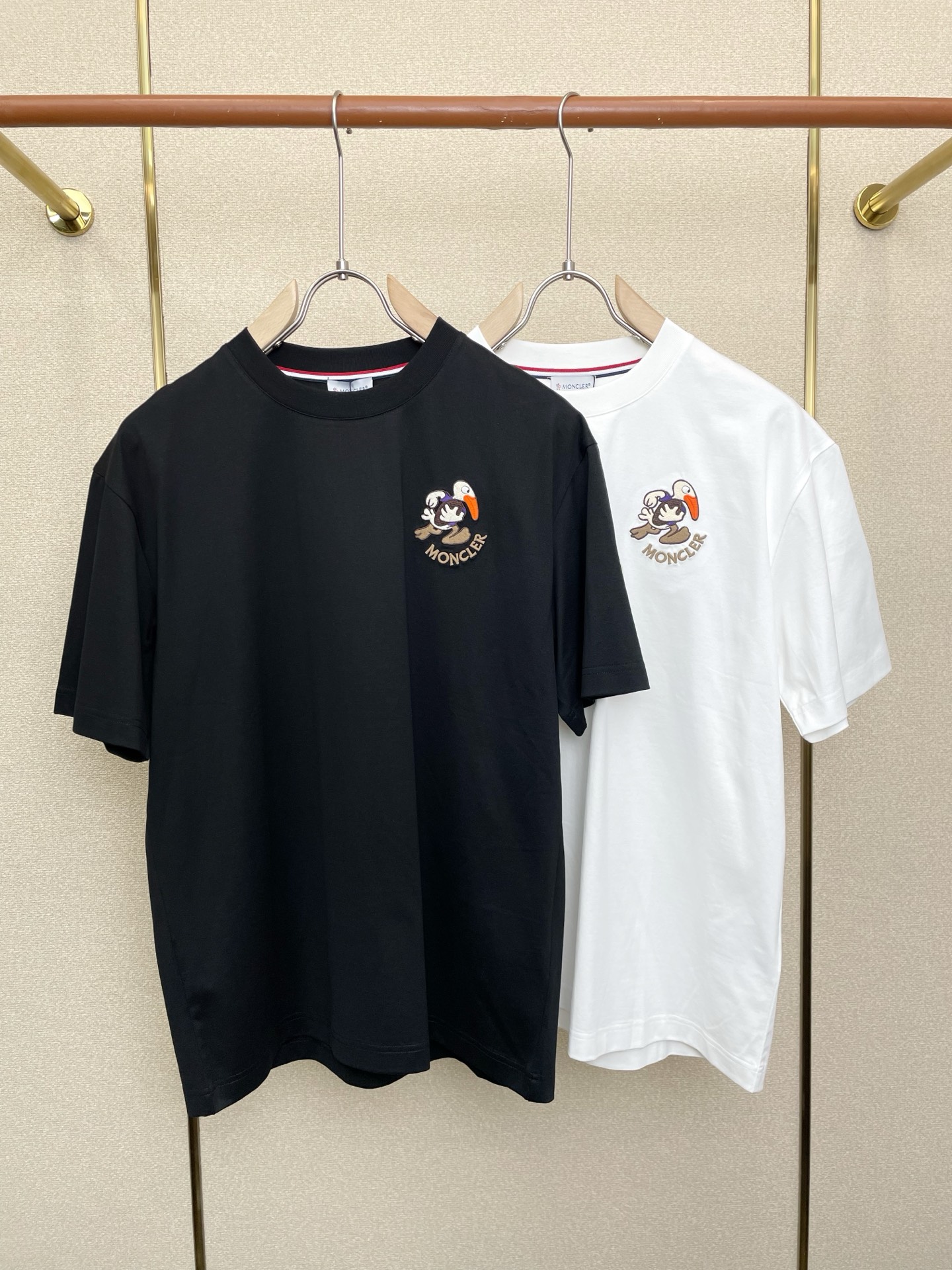 NO:757036,.Moncler Moncler Men's Men's Casual Short Sleeves are exclusively available for new models. High-end customization. High-end version. Fashionable and versatile imported fabrics. Super soft and delicate feel. Skin-friendly and comfortable to wear. High-end boutique. The upper body is finely made by the factory. It is a must-have item for men. Complete with three standards. Size M-3XL, Moncler, T-shirt,19860909.Moncler蒙口独家专供新款原单男士休闲短袖 高端定制 高端版本 时尚百搭爆款进口面料 手感超柔软细腻 穿着亲肤舒适 高端精品 代工厂精细做上身非常赞 男士必备单品 三标齐全 码数M-3XL,,Moncler,T-shirt,,Men's clothing