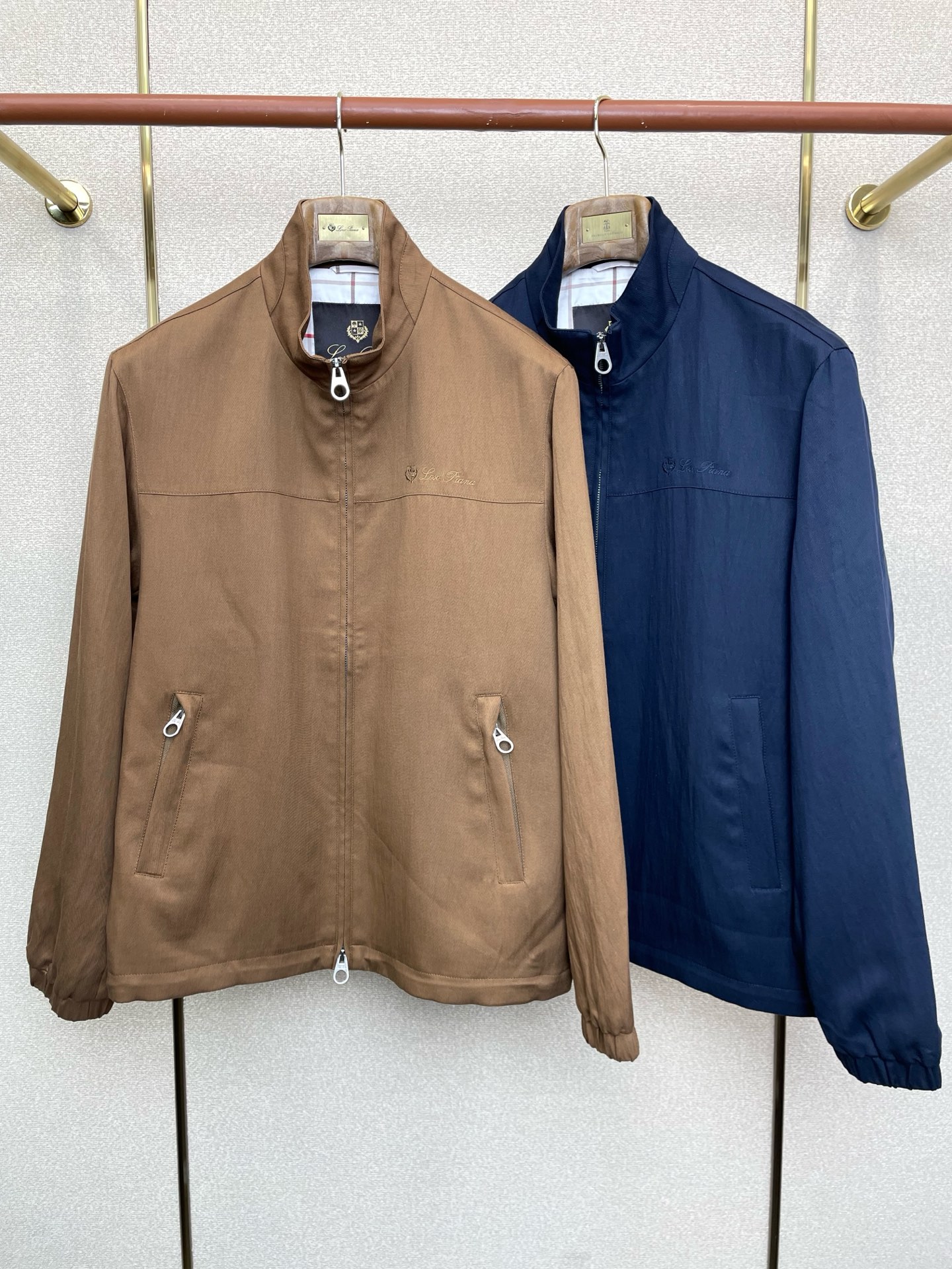 NO:730966,Support New Year’s Eve after-sales service!  .LP-Loro Piana exclusively provides new original men's casual stand-collar jackets. High-end customization. High-end version. Fashionable and versatile imported fabrics. Super soft and delicate feel. Skin-friendly and comfortable to wear. High-end boutique. The upper body is exquisitely made by the factory. Men's must-have items. Three standards are complete. Size M-3XL,,loro piana,loro piana,jackets & coats,19860909支持跨年售后！.LP-Loro Piana诺悠翩雅独家专供新款原单男士休闲立领外套 高端定制 高端版本 时尚百搭爆款进口面料 手感超柔软细腻 穿着亲肤舒适 高端精品 代工厂精细做上身非常赞 男士必备单品 三标齐全 码数M-3XL,,loro piana,loro piana,jackets & coats,,Men's clothing