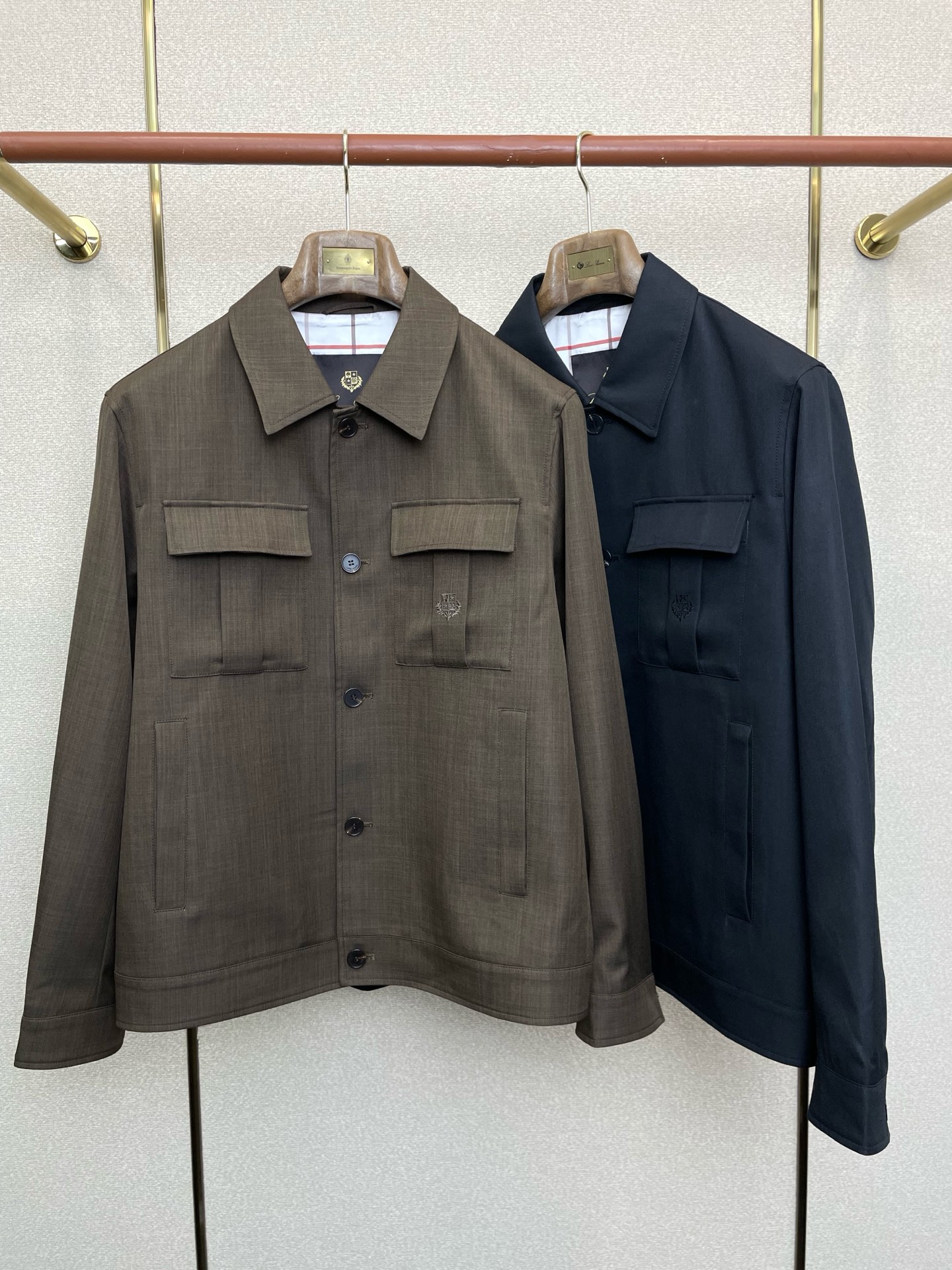 NO:730961,Support New Year’s Eve after-sales service!  .LP-Loro Piana exclusively supplies new original men's casual lapel jackets. High-end customization. High-end version. Fashionable and versatile imported fabrics. Super soft and delicate feel. Skin-friendly and comfortable to wear. High-end boutique. The upper body is finely made by the factory. It is a must-have item for men. Three standards are complete. Size M-3XL,,loro piana,loro piana,jackets & coats,19860909支持跨年售后！.LP-Loro Piana诺悠翩雅独家专供新款原单男士休闲翻领外套 高端定制 高端版本 时尚百搭爆款进口面料 手感超柔软细腻 穿着亲肤舒适 高端精品 代工厂精细做上身非常赞 男士必备单品 三标齐全 码数M-3XL,,loro piana,loro piana,jackets & coats,,Men's clothing