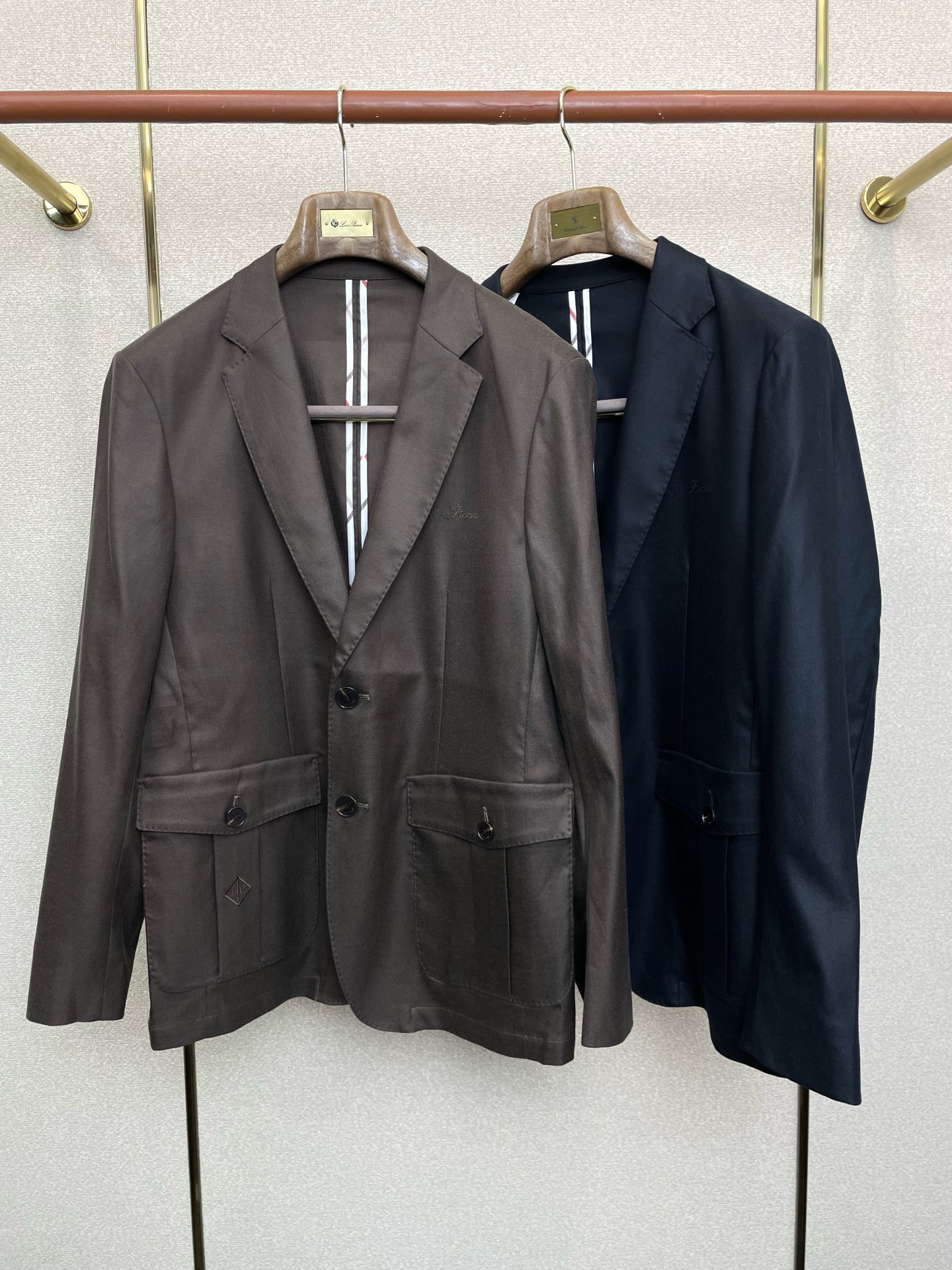 NO:730986,Support New Year’s Eve after-sales service!  .LP-Loro Piana exclusively provides new original men's casual suit jackets. High-end customization. High-end version. Fashionable and versatile imported fabrics. Super soft and delicate feel. Skin-friendly and comfortable to wear. High-end boutique. The upper body is exquisitely made by the factory. Men's must-have items. Three standards are complete. Size M-3XL,,loro piana,loro piana,jackets & coats,19860909支持跨年售后！.LP-Loro Piana诺悠翩雅独家专供新款原单男士休闲西服外套 高端定制 高端版本 时尚百搭爆款进口面料 手感超柔软细腻 穿着亲肤舒适 高端精品 代工厂精细做上身非常赞 男士必备单品 三标齐全 码数M-3XL,,loro piana,loro piana,jackets & coats,,Men's clothing