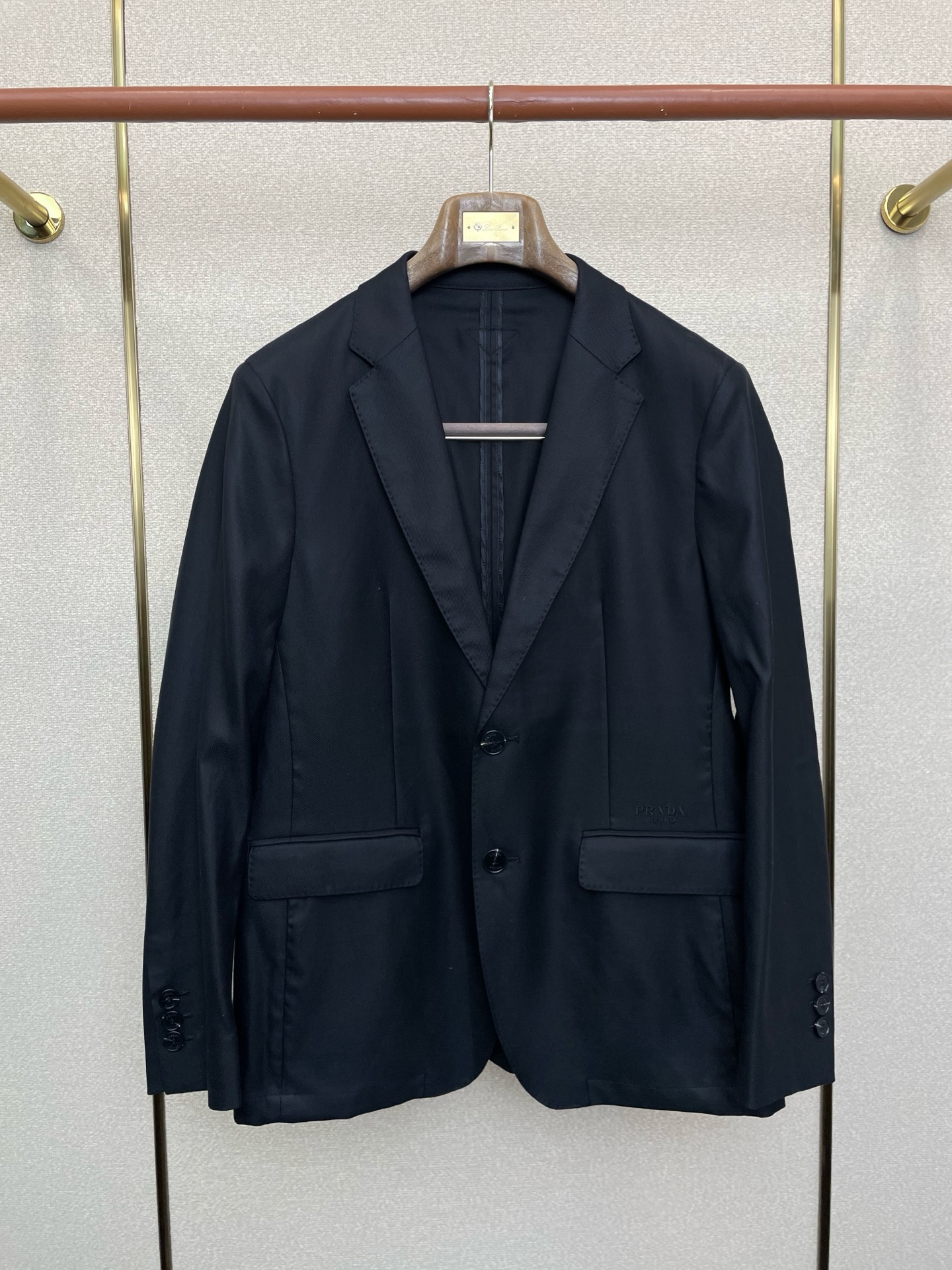 NO:730992,Support New Year’s Eve after-sales service!  .Prada exclusively supplies new original men's casual suit jackets. High-end customization. High-end version. Fashionable and versatile imported fabrics. Super soft and delicate feel. Skin-friendly and comfortable to wear. High-end boutique. The upper body is exquisitely made by the factory. A must-have item for men. Complete with three standards. Size M-3XL,, prada, prada, jackets & coats,19860909支持跨年售后！.Prada普拉达独家专供新款原单男士休闲西服外套 高端定制 高端版本 时尚百搭爆款进口面料 手感超柔软细腻 穿着亲肤舒适 高端精品 代工厂精细做上身非常赞 男士必备单品 三标齐全 码数M-3XL,,prada,prada,jackets & coats,,Men's clothing