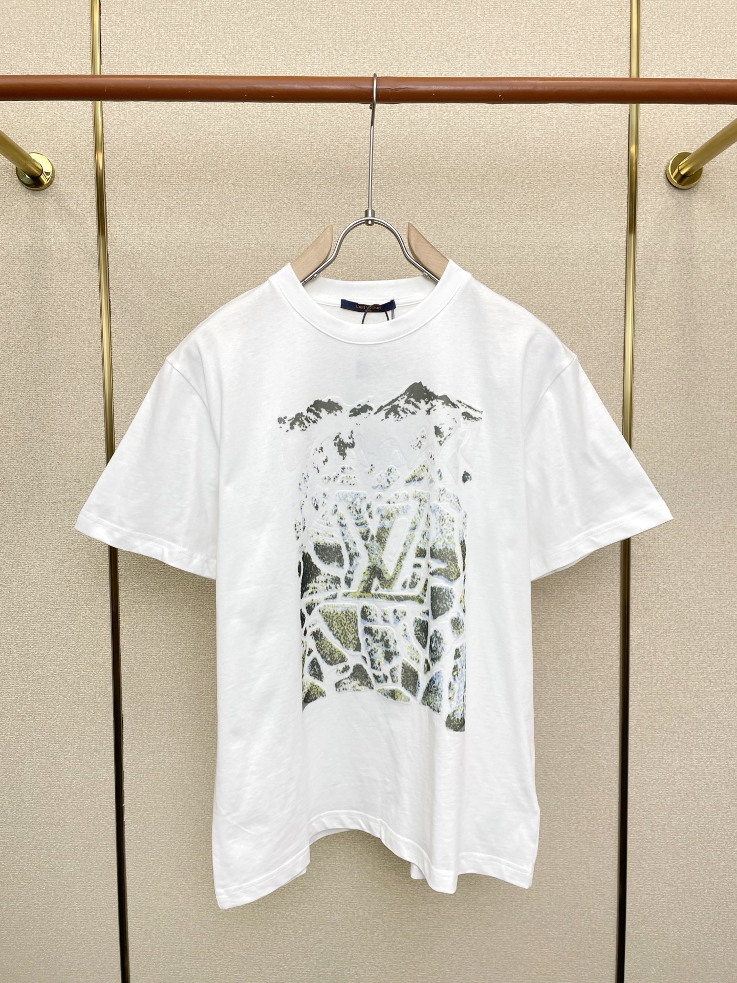 NO:730959,Support New Year’s Eve after-sales service!  .Louis Vuitton Louis Vuitton exclusively supplies new original men's casual short sleeves. High-end customization. High-end version. Fashionable and versatile imported fabrics. Super soft and delicate feel. Skin-friendly and comfortable to wear. High-end boutique. The upper body is finely made by the factory. It is a must-have item for men. Three standards are complete. Size S-XL,, louis vuitton, louis vuitton, T-shirt,19860909支持跨年售后！.Louis Vuitton路易威登独家专供新款原单男士休闲短袖 高端定制 高端版本 时尚百搭爆款进口面料 手感超柔软细腻 穿着亲肤舒适 高端精品 代工厂精细做上身非常赞 男士必备单品 三标齐全 码数S-XL,,louis vuitton,louis vuitton,T-shirt,,Men's clothing