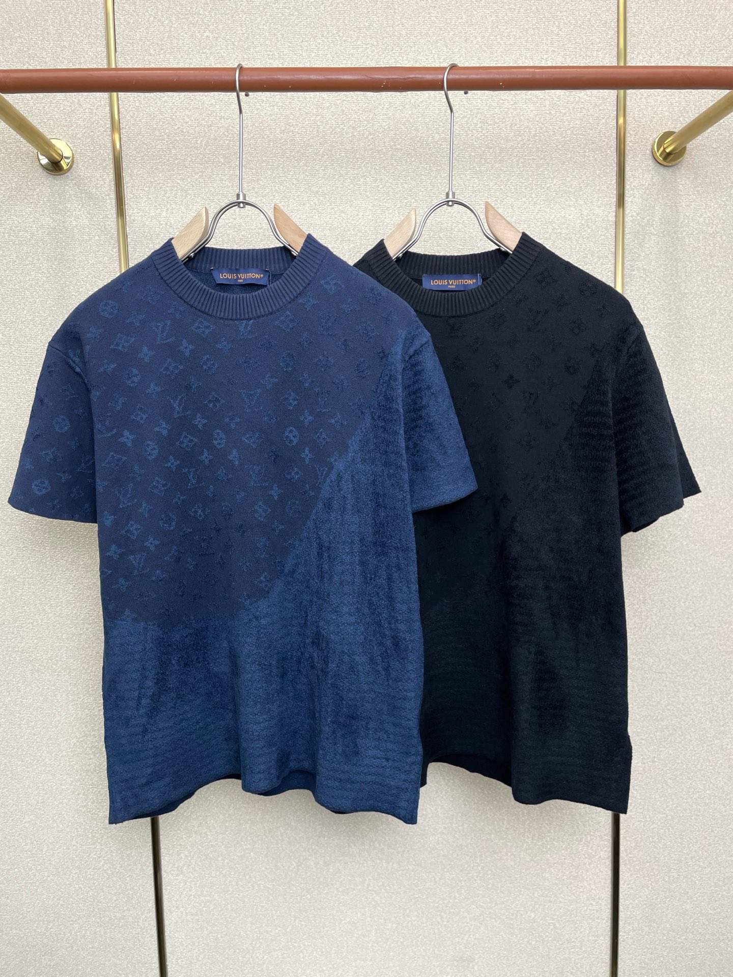 NO:730949,Support New Year’s Eve after-sales service!  .Louis Vuitton Louis Vuitton exclusively offers new original men's casual short-sleeved jacquard round neck pullover T-shirts. High-end customization. High-end version. Fashionable and versatile imported fabrics. Super soft and delicate feel. Skin-friendly and comfortable to wear. High-end boutique. The upper body made by the factory is very good. Men's must-have items. Three standard sizes are available. S-XL, Louis vuitton, Louis vuitton, T-shirt, tees, t-shirt,19860909支持跨年售后！.Louis Vuitton路易威登独家专供新款原单男士休闲短袖 提花圆领套头T恤 高端定制 高端版本 时尚百搭爆款进口面料 手感超柔软细腻 穿着亲肤舒适 高端精品 代工厂精细做上身非常赞 男士必备单品 三标齐全 码数S-XL,,louis vuitton,louis vuitton,T-shirt,tees，t-shirt,,Men's clothing