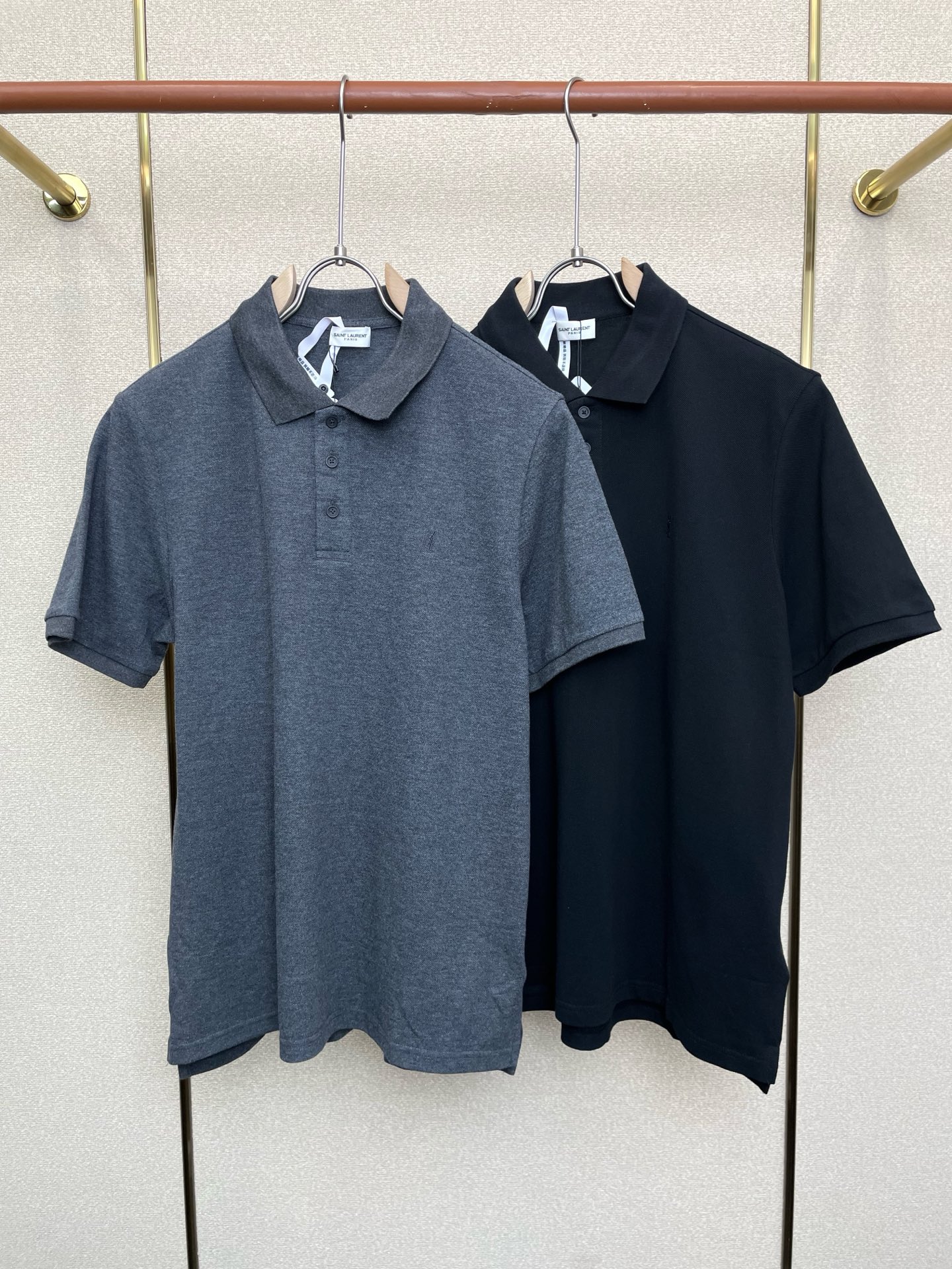 NO:730963,Support New Year’s Eve after-sales service!  .SAINT LAURENT exclusively supplies the new original men's casual short-sleeved solid color logo letter embroidered Polo shirt. High-end customization. High-end version. Fashionable and versatile imported fabrics. Super soft and delicate feel. Skin-friendly and comfortable to wear. High-end boutique. The upper body is exquisitely made by the factory. Men's must-have items. Complete three labels. Size S-XL, saint laurent, saint laurent, T-shirt,19860909支持跨年售后！.SAINT LAURENT圣罗兰独家专供新款原单男士休闲短袖 纯色logo字母刺绣Polo衫 高端定制 高端版本 时尚百搭爆款进口面料 手感超柔软细腻 穿着亲肤舒适 高端精品 代工厂精细做上身非常赞 男士必备单品 三标齐全 码数S-XL,,saint laurent,saint laurent,T-shirt,,Men's clothing