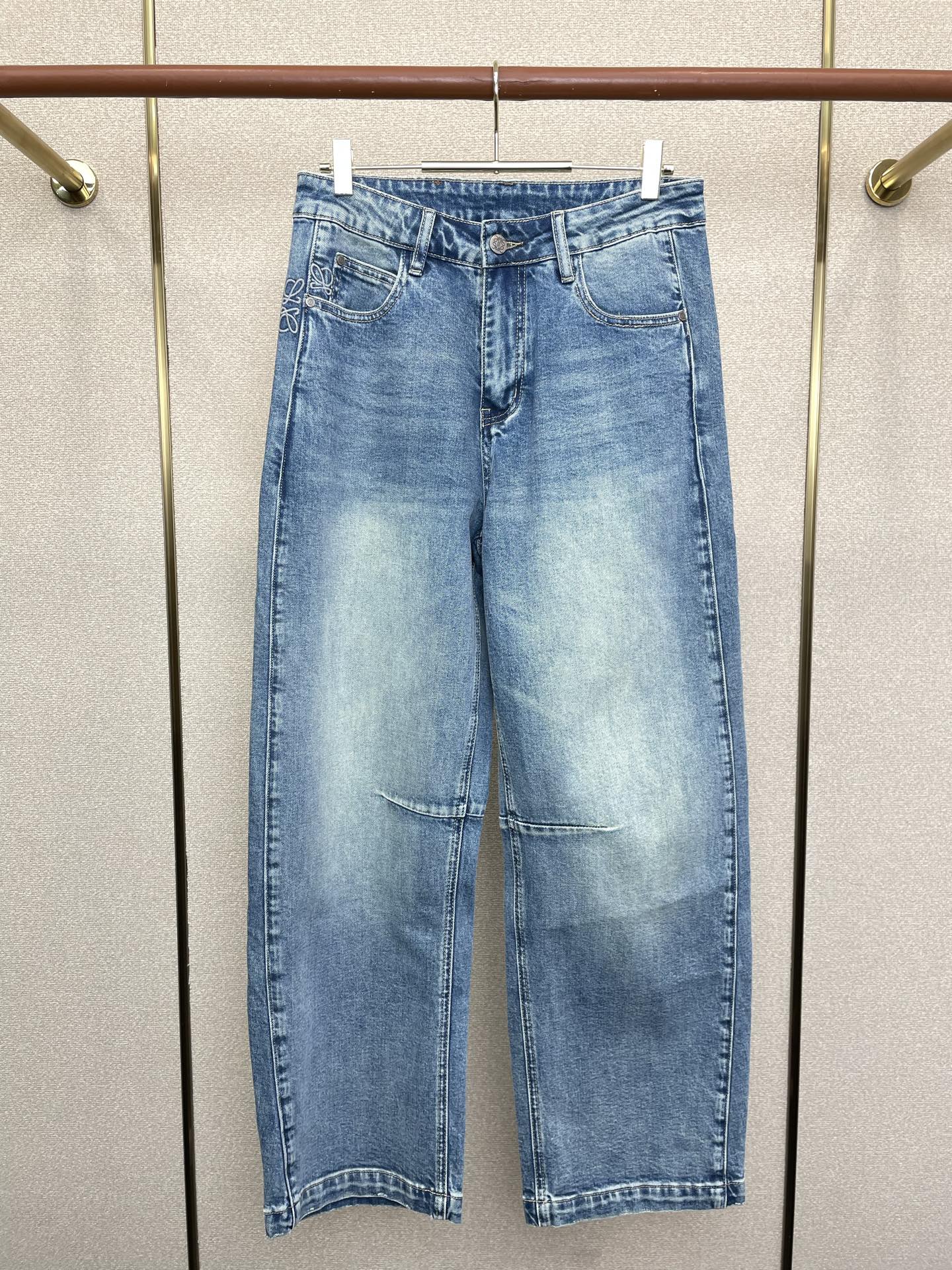 NO:730848,Support New Year’s Eve after-sales service!  .LOEWE exclusively provides high-end version of new casual jeans scimitar jeans!  The custom-made velvet fabric at the counter is highly breathable and comfortable, with impeccable details and brand element design concepts, reflecting high quality. It feels delicate and soft!  It presents a casual cut and the upper body shape is awesome!  Code number 29-36,,loewe,loewe,jeans,19860909支持跨年售后！.LOEWE罗意威独家专供新款休闲牛仔裤弯刀牛仔裤 高端版本！专柜定制加绒面料 透气舒适度高,细节无可挑剔,品牌元素设计理念,体现高品质.手感细腻柔软！呈现休闲裁剪,上身版型超赞！码数29-36,,loewe,loewe,jeans,,Men's clothing