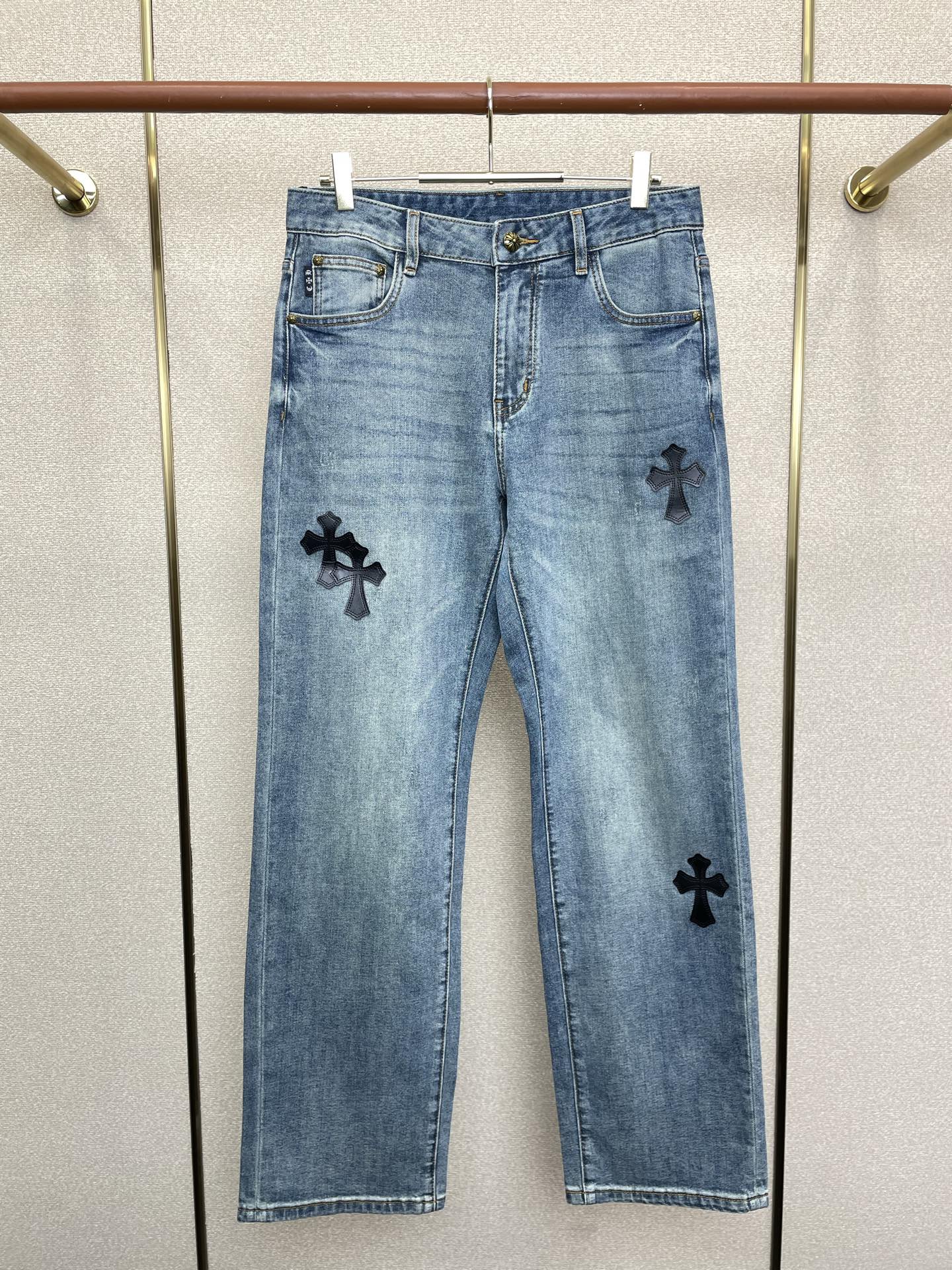 NO:730869,Support New Year’s Eve after-sales service!  .Chrome hearts Chrome hearts are exclusive to high-end versions of new casual jeans!  The custom-made velvet fabric at the counter is highly breathable and comfortable, with impeccable details and brand element design concepts, reflecting high quality. It feels delicate and soft!  It presents a casual cut and the upper body shape is awesome!  Code number 29-36,,chrome hearts,chrome hearts,jeans,19860909支持跨年售后！.Chrome hearts克罗心独家专供新款休闲牛仔裤高端版本！专柜定制加绒面料 透气舒适度高,细节无可挑剔,品牌元素设计理念,体现高品质.手感细腻柔软！呈现休闲裁剪,上身版型超赞！码数29-36,,chrome hearts,chrome hearts,jeans,,Men's clothing