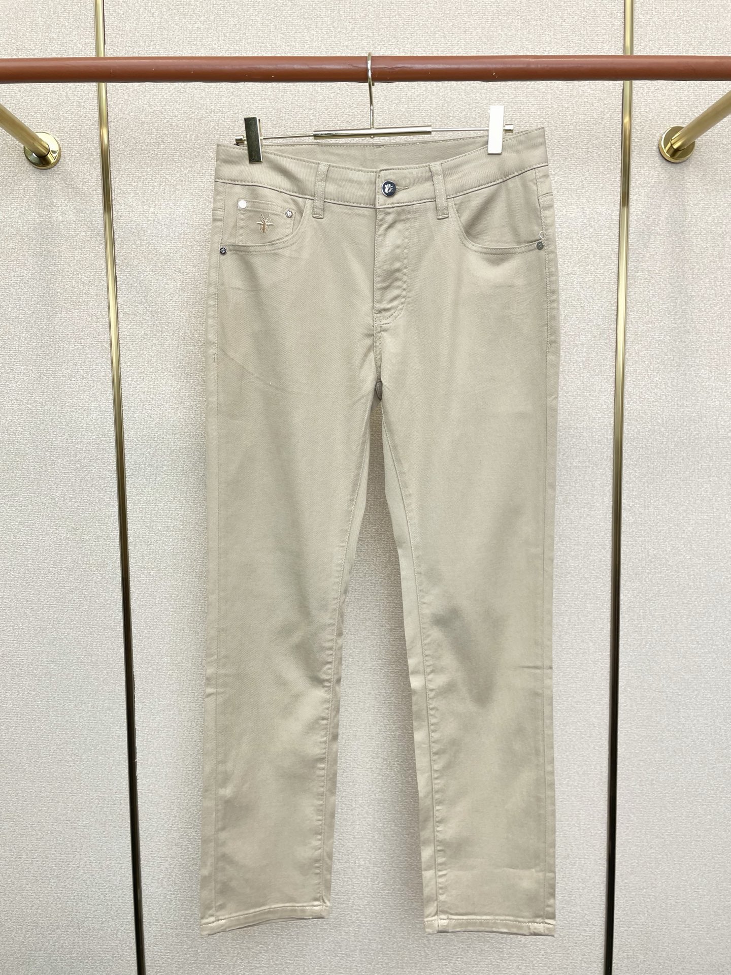 NO:730880,Support New Year’s Eve after-sales service!  .Dior exclusively offers high-end versions of new casual jeans!  The custom-made velvet fabric at the counter is highly breathable and comfortable, with impeccable details and brand element design concepts, reflecting high quality. It feels delicate and soft!  It presents a casual cut and the upper body shape is awesome!  Code number 29-36,,dior,dior,jeans,19860909支持跨年售后！.Dior迪奥独家专供新款休闲牛仔裤高端版本！专柜定制加绒面料 透气舒适度高,细节无可挑剔,品牌元素设计理念,体现高品质.手感细腻柔软！呈现休闲裁剪,上身版型超赞！码数29-36,,dior,dior,jeans,,Men's clothing