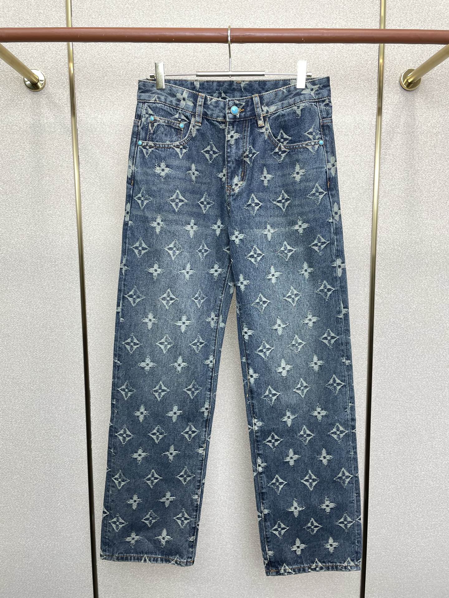 NO:730894,Support New Year’s Eve after-sales service!  .Louis Vuitton Louis Vuitton exclusive new casual jeans wide-leg jeans high-end version!  The custom-made velvet fabric at the counter is highly breathable and comfortable, with impeccable details and brand element design concepts, reflecting high quality. It feels delicate and soft!  It presents a casual cut and the upper body shape is awesome!  Code number 29-36,,louis vuitton,louis vuitton,jeans,19860909支持跨年售后！.Louis Vuitton路易威登独家专供新款休闲牛仔裤阔腿牛仔裤 高端版本！专柜定制加绒面料 透气舒适度高,细节无可挑剔,品牌元素设计理念,体现高品质.手感细腻柔软！呈现休闲裁剪,上身版型超赞！码数29-36,,louis vuitton,louis vuitton,jeans,,Men's clothing