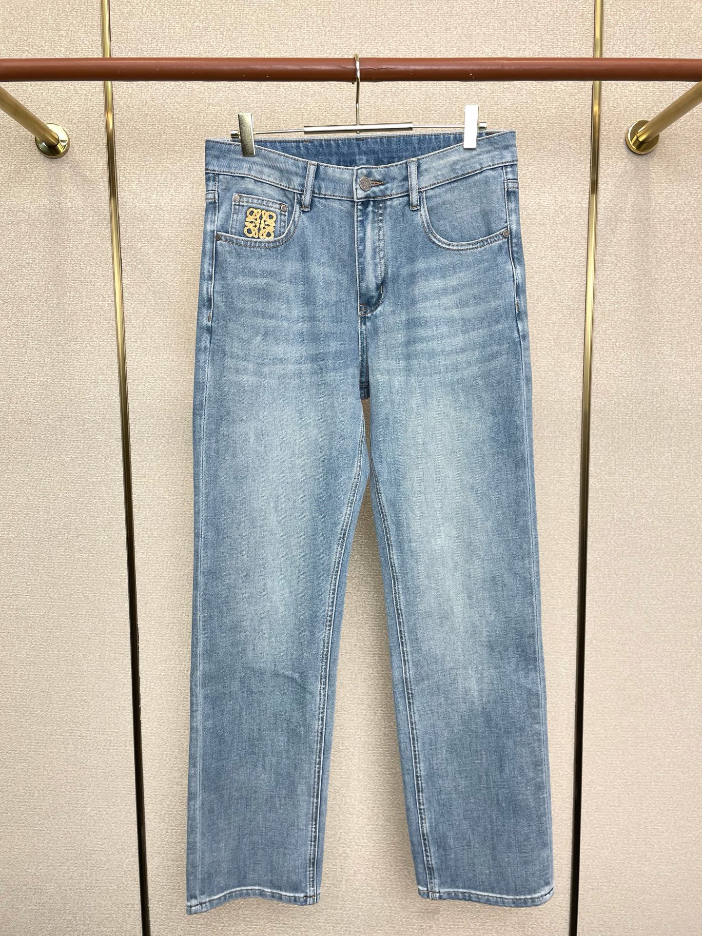 NO:730912,Support New Year’s Eve after-sales service!  .LOEWE exclusively provides high-end versions of new casual jeans!  The custom-made velvet fabric at the counter is highly breathable and comfortable, with impeccable details and brand element design concepts, reflecting high quality. It feels delicate and soft!  It presents a casual cut and the upper body shape is awesome!  Code number 29-36,,loewe,loewe,jeans,19860909支持跨年售后！.LOEWE罗意威独家专供新款休闲牛仔裤高端版本！专柜定制加绒面料 透气舒适度高,细节无可挑剔,品牌元素设计理念,体现高品质.手感细腻柔软！呈现休闲裁剪,上身版型超赞！码数29-36,,loewe,loewe,jeans,,Men's clothing