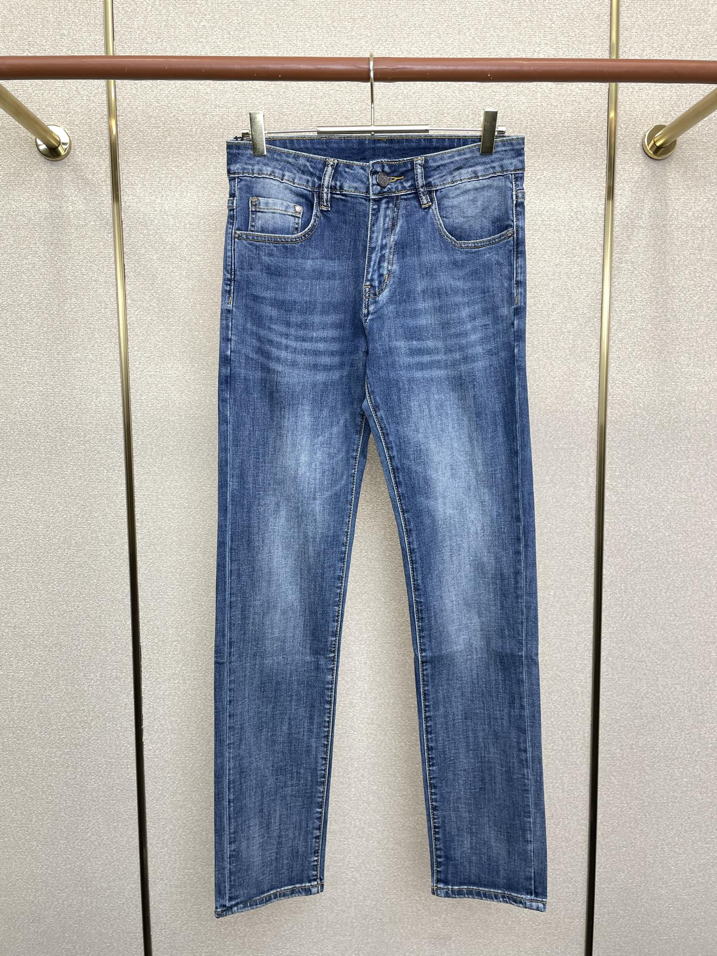 NO:730856,Support New Year’s Eve after-sales service!  .BC-Brunello Cucineli Brunello Cucineli exclusively offers high-end versions of new casual jeans!  Custom-made fabrics at the counter are highly breathable and comfortable, with impeccable details and brand element design concepts, reflecting high quality. It feels delicate and soft!  It presents a casual cut and the upper body shape is awesome!  Code number 28-38,,brunello cucinelli,jeans,19860909支持跨年售后！.BC-Brunello Cucineli 布鲁内洛·库奇内利独家专供新款休闲牛仔裤高端版本！专柜定制面料 透气舒适度高,细节无可挑剔,品牌元素设计理念,体现高品质.手感细腻柔软！呈现休闲裁剪,上身版型超赞！码数28-38,,brunello cucinelli,jeans,,Men's clothing