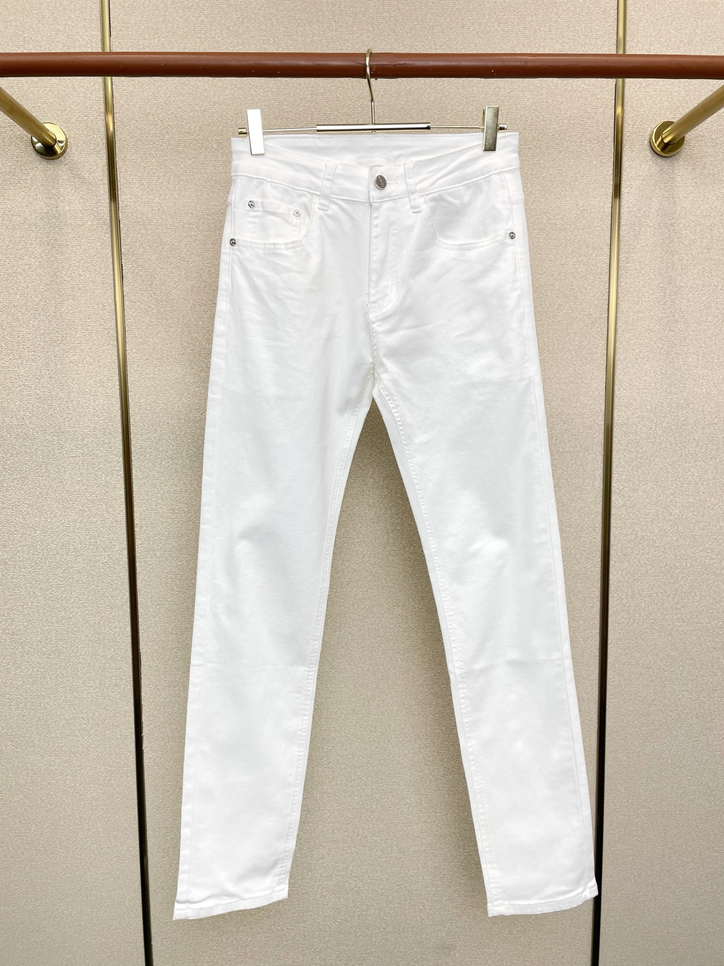 NO:730874,Support New Year’s Eve after-sales service!  .Prada exclusively offers high-end versions of new casual jeans!  Custom-made fabrics at the counter are highly breathable and comfortable, with impeccable details and brand element design concepts, reflecting high quality. It feels delicate and soft!  It presents a casual cut and the upper body shape is awesome!  Code number 28-38,,prada,prada,jeans,19860909支持跨年售后！.Prada普拉达独家专供新款休闲牛仔裤高端版本！专柜定制面料 透气舒适度高,细节无可挑剔,品牌元素设计理念,体现高品质.手感细腻柔软！呈现休闲裁剪,上身版型超赞！码数28-38,,prada,prada,jeans,,Men's clothing