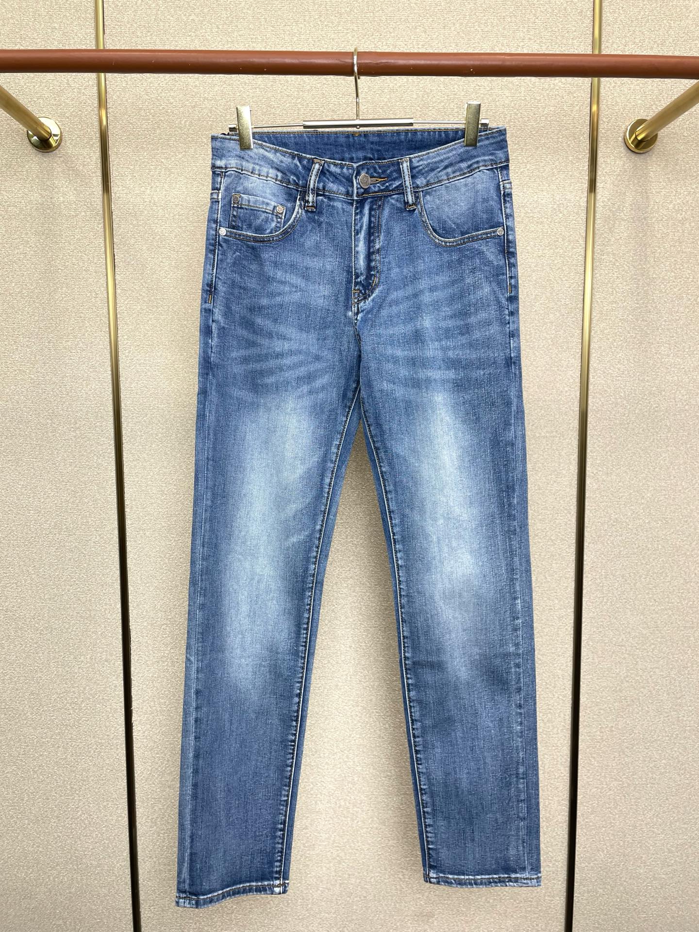 NO:730886,Support New Year’s Eve after-sales service!  .VERSACE Versace exclusively provides high-end versions of new casual jeans!  Custom-made fabrics at the counter are highly breathable and comfortable, with impeccable details and brand element design concepts, reflecting high quality. It feels delicate and soft!  It presents a casual cut and the upper body shape is awesome!  Code number 28-38,,versace,versace,jeans,19860909支持跨年售后！.VERSACE范思哲独家专供新款休闲牛仔裤高端版本！专柜定制面料 透气舒适度高,细节无可挑剔,品牌元素设计理念,体现高品质.手感细腻柔软！呈现休闲裁剪,上身版型超赞！码数28-38,,versace,versace,jeans,,Men's clothing