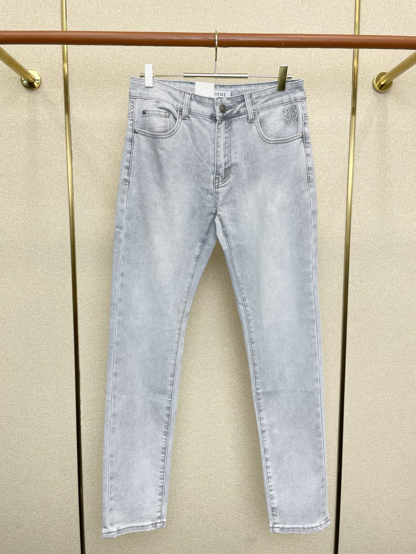 NO:730932,Support New Year’s Eve after-sales service!  .LOEWE exclusively provides high-end versions of new casual jeans!  Custom-made fabrics at the counter are highly breathable and comfortable, with impeccable details and brand element design concepts, reflecting high quality. It feels delicate and soft!  It presents a casual cut and the upper body shape is awesome!  Code number 29-40,,loewe,loewe,jeans,19860909支持跨年售后！.LOEWE罗意威独家专供新款休闲牛仔裤高端版本！专柜定制面料 透气舒适度高,细节无可挑剔,品牌元素设计理念,体现高品质.手感细腻柔软！呈现休闲裁剪,上身版型超赞！码数29-40,,loewe,loewe,jeans,,Men's clothing