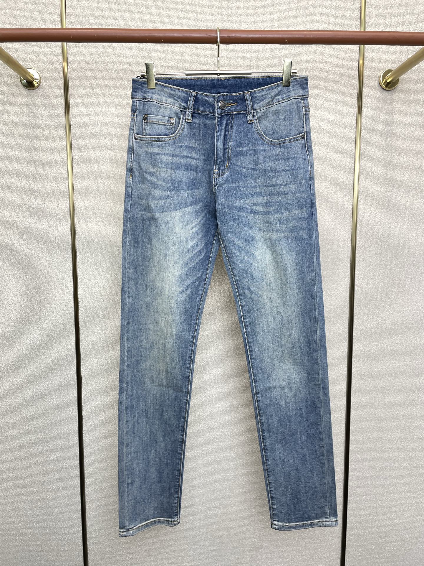 NO:730907,Support New Year’s Eve after-sales service!  .LOEWE exclusively provides high-end versions of new casual jeans!  Custom-made fabrics at the counter are highly breathable and comfortable, with impeccable details and brand element design concepts, reflecting high quality. It feels delicate and soft!  It presents a casual cut and the upper body shape is awesome!  Code number 28-38,,loewe,loewe,jeans,19860909支持跨年售后！.LOEWE罗意威独家专供新款休闲牛仔裤高端版本！专柜定制面料 透气舒适度高,细节无可挑剔,品牌元素设计理念,体现高品质.手感细腻柔软！呈现休闲裁剪,上身版型超赞！码数28-38,,loewe,loewe,jeans,,Men's clothing