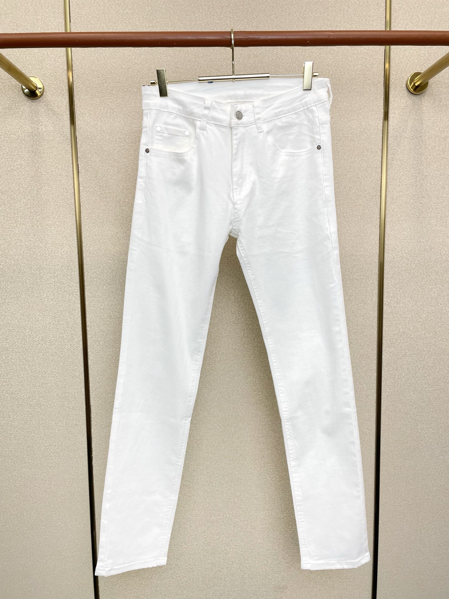 NO:730942,Support New Year’s Eve after-sales service!  .LOEWE exclusively provides high-end versions of new casual jeans!  Custom-made fabrics at the counter are highly breathable and comfortable, with impeccable details and brand element design concepts, reflecting high quality. It feels delicate and soft!  It presents a casual cut and the upper body shape is awesome!  Code number 28-38,,loewe,loewe,jeans,19860909支持跨年售后！.LOEWE罗意威独家专供新款休闲牛仔裤高端版本！专柜定制面料 透气舒适度高,细节无可挑剔,品牌元素设计理念,体现高品质.手感细腻柔软！呈现休闲裁剪,上身版型超赞！码数28-38,,loewe,loewe,jeans,,Men's clothing