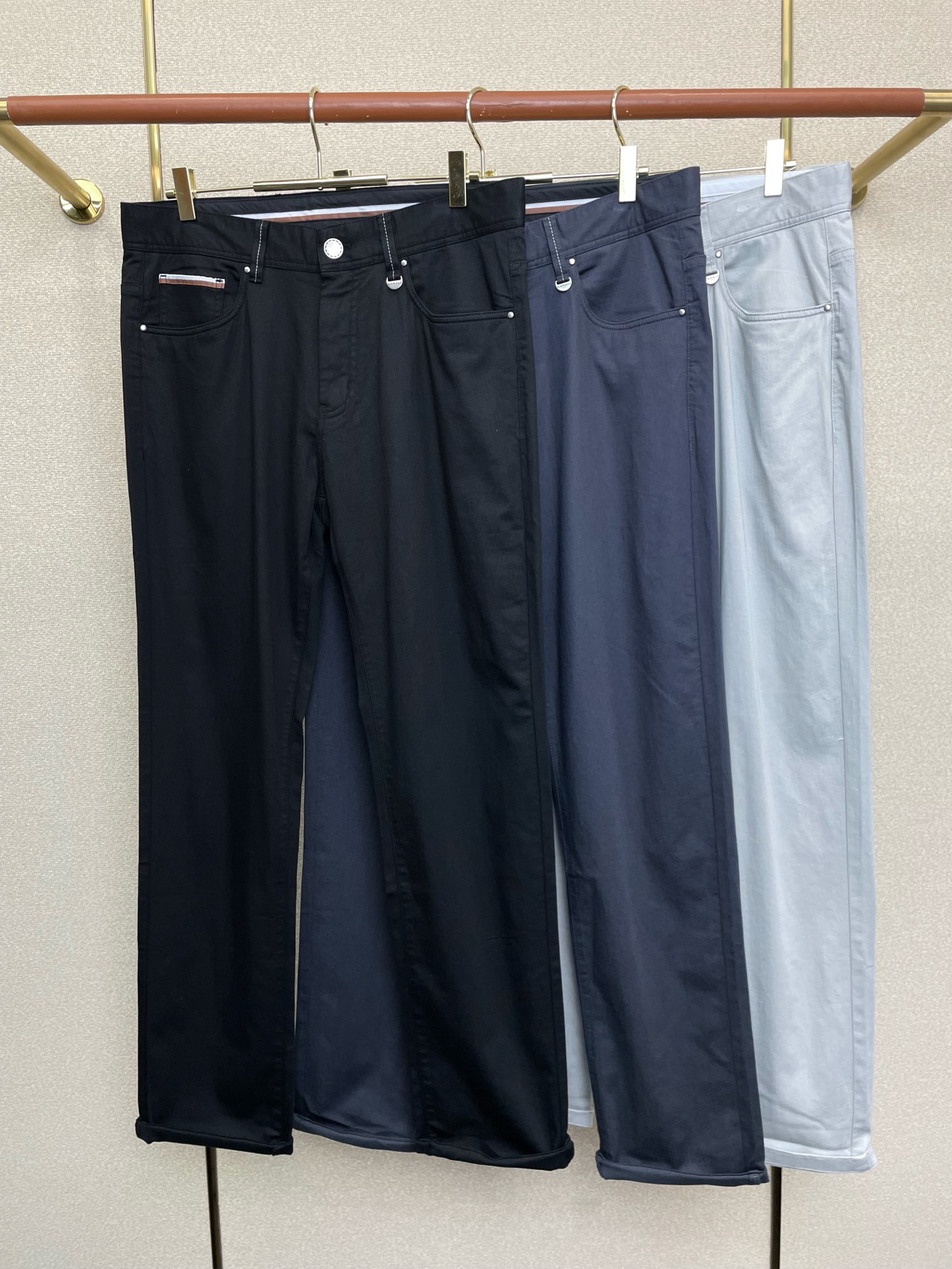 NO:730891,Support New Year’s Eve after-sales service!  .CANALI exclusively offers high-end versions of new casual pants!  Custom-made fabrics at the counter are highly breathable and comfortable, with impeccable details and brand element design concepts, reflecting high quality. It feels delicate and soft!  It presents a casual cut and the upper body shape is awesome!  Code number 30-38,,19860909支持跨年售后！.CANALI康纳利独家专供新款休闲裤高端版本！专柜定制面料 透气舒适度高,细节无可挑剔,品牌元素设计理念,体现高品质.手感细腻柔软！呈现休闲裁剪,上身版型超赞！码数30-38,,,Men's clothing