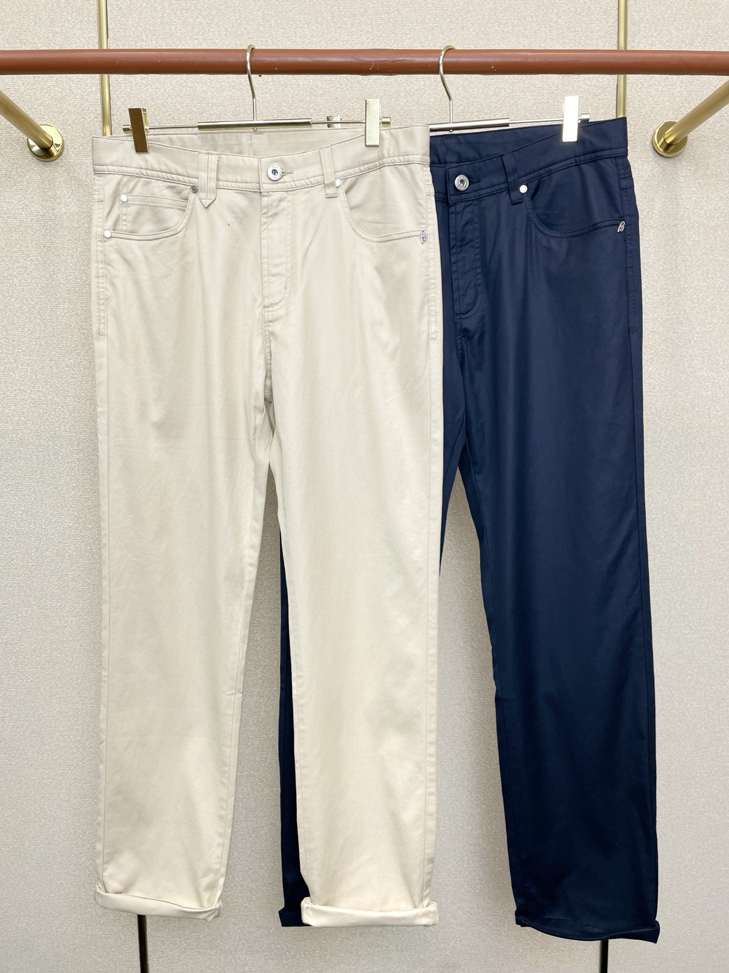 NO:730922,Support New Year’s Eve after-sales service!  .Brioni Brioni exclusively provides high-end versions of new casual pants!  Custom-made fabrics at the counter are highly breathable and comfortable, with impeccable details and brand element design concepts, reflecting high quality. It feels delicate and soft!  It presents a casual cut and the upper body shape is awesome!  Code number 30-38,,19860909支持跨年售后！.Brioni布里奥尼独家专供新款休闲裤高端版本！专柜定制面料 透气舒适度高,细节无可挑剔,品牌元素设计理念,体现高品质.手感细腻柔软！呈现休闲裁剪,上身版型超赞！码数30-38,,,Men's clothing