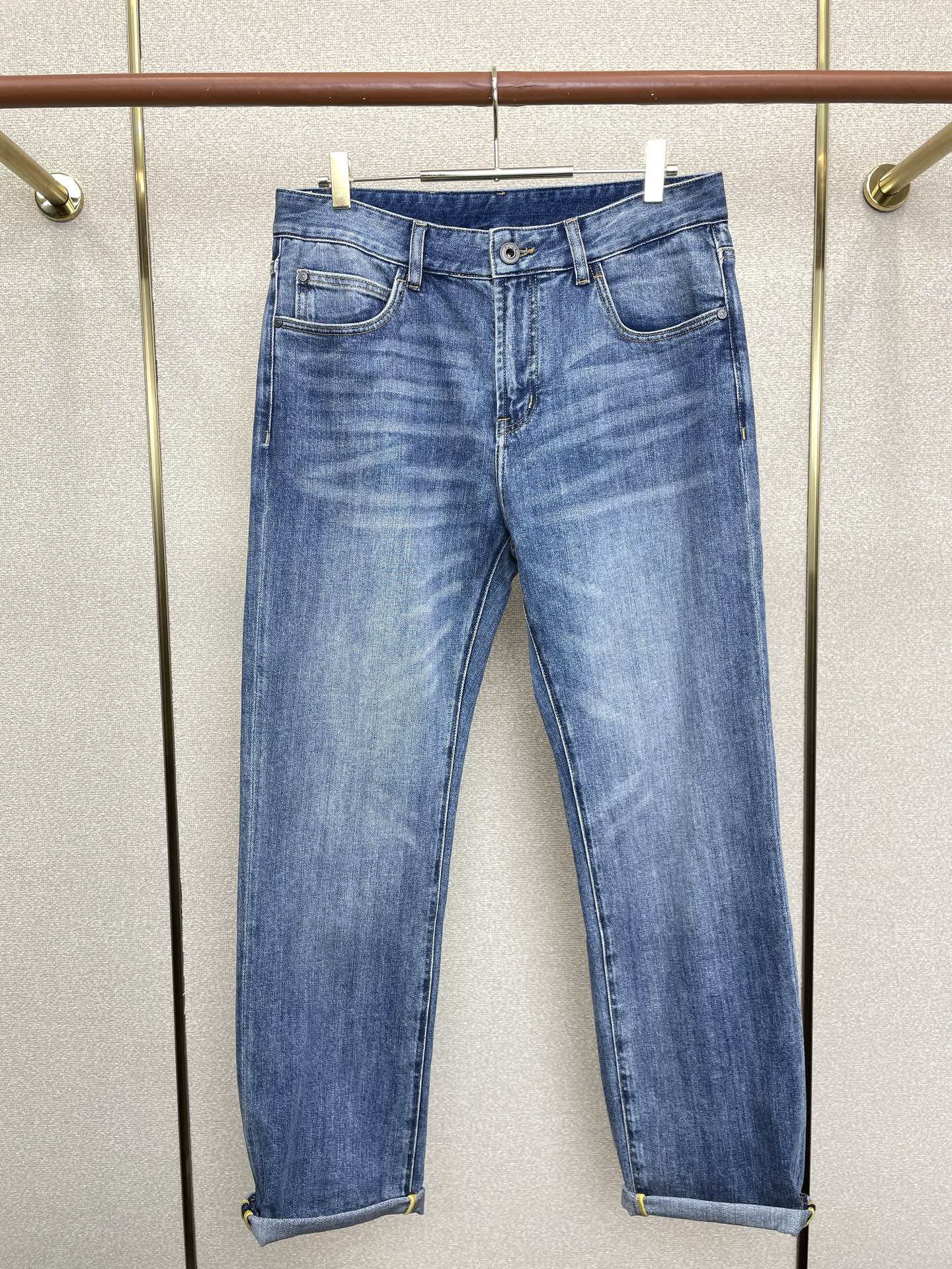 NO:730913,Support New Year’s Eve after-sales service!  .FERRAGAMO Ferragamo exclusively offers high-end versions of new jeans!  Custom-made fabrics at the counter are highly breathable and comfortable, with impeccable details and brand element design concepts, reflecting high quality. It feels delicate and soft!  It presents a casual cut and the upper body shape is awesome!  Code number 30-38,,ferragamo,ferragamo,jeans,19860909支持跨年售后！.FERRAGAMO菲拉格慕独家专供新款牛仔裤高端版本！专柜定制面料 透气舒适度高,细节无可挑剔,品牌元素设计理念,体现高品质.手感细腻柔软！呈现休闲裁剪,上身版型超赞！码数30-38,,ferragamo,ferragamo,jeans,,Men's clothing