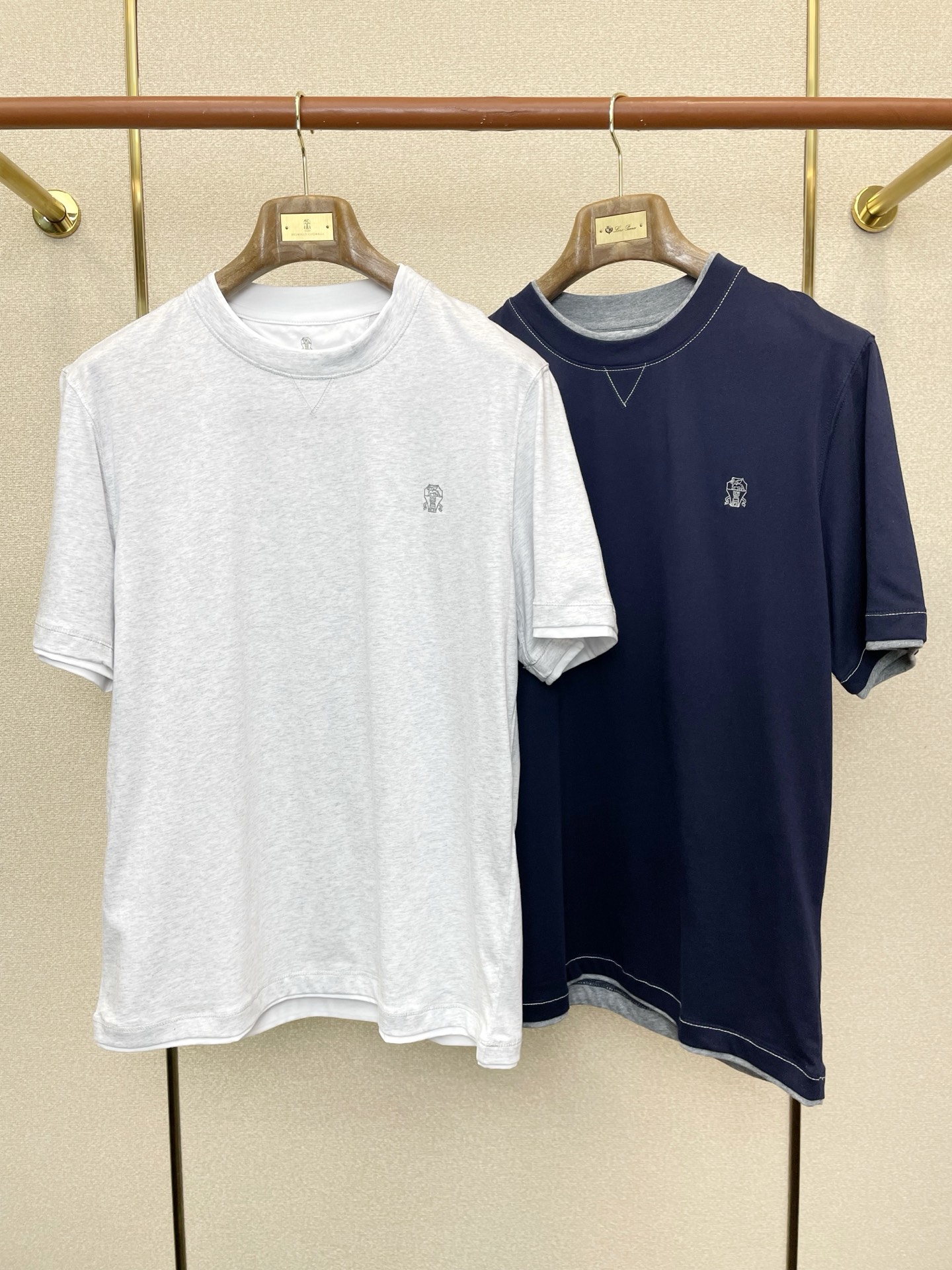 NO:744200,.BC-Brunello Cucinali Brunello Cucinali exclusively supplies the new original men's casual short-sleeves. High-end customization. High-end version. Fashionable and versatile imported fabrics. Super soft and delicate feel. Skin-friendly and comfortable to wear. High-end boutique. The upper body is exquisitely made by the OEM. A must-have item for men. Three complete labels. Size S-XL, brunello cucinelli, T-shirt,19860909.BC-Brunello Cucinali布鲁内洛·库奇内利独家专供新款原单男士休闲短袖 高端定制 高端版本 时尚百搭爆款进口面料 手感超柔软细腻 穿着亲肤舒适 高端精品 代工厂精细做上身非常赞 男士必备单品 三标齐全 码数S-XL,,brunello cucinelli,T-shirt,,Men's clothing