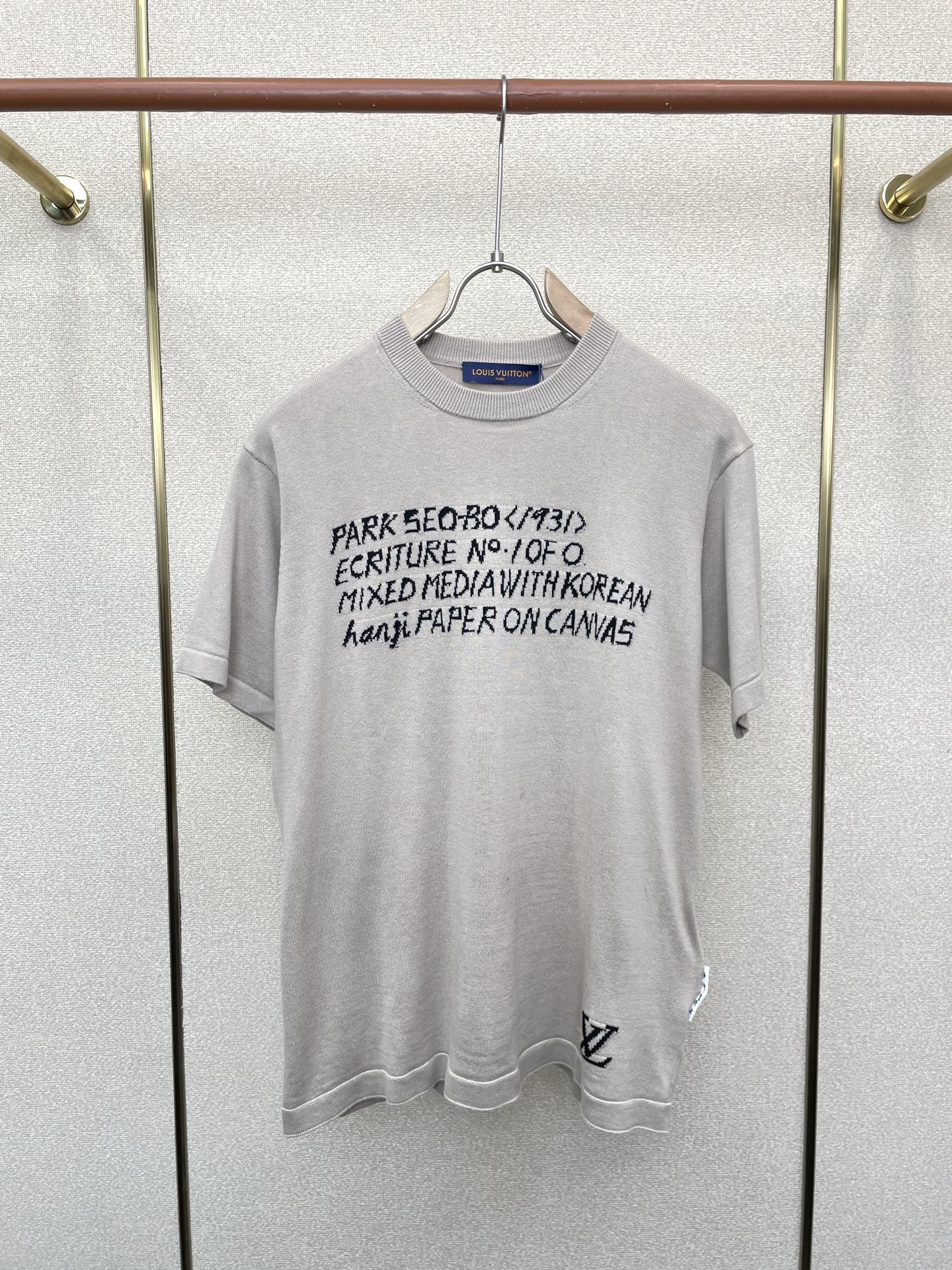 NO:744208,.Louis Vuitton Louis Vuitton exclusively provides new original men's casual short sleeves, letter logo intarsia short sleeves, high-end customization, high-end version, fashionable and versatile imported fabrics, super soft and delicate to the touch, skin-friendly and comfortable to wear, high-end boutique, the upper body is exquisitely made by the factory, a must-have item for men, complete with three labels, size S-XL,, louis vuitton, louis vuitton, T-shirt,19860909.Louis Vuitton路易威登独家专供新款原单男士休闲短袖 字母logo嵌花短袖 高端定制 高端版本 时尚百搭爆款进口面料 手感超柔软细腻 穿着亲肤舒适 高端精品 代工厂精细做上身非常赞 男士必备单品 三标齐全 码数S-XL,,louis vuitton,louis vuitton,T-shirt,,Men's clothing