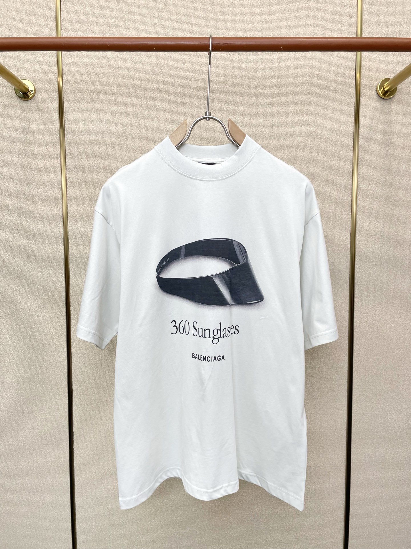 NO:744280,.BALENCIAGA exclusively provides new original men's casual short-sleeved printed round-neck T-shirts. High-end customization. High-end version. Fashionable and versatile imported fabrics. Super soft and delicate feel. Skin-friendly and comfortable to wear. High-end boutique. The upper body is finely made by the factory. It is a must-have item for men. Three standards are complete. Size S-XL, balenciaga, balenciaga, T-shirt, tees, t-shirt,19860909.BALENCIAGA巴黎世家独家专供新款原单男士休闲短袖 印花圆领T恤 高端定制 高端版本 时尚百搭爆款进口面料 手感超柔软细腻 穿着亲肤舒适 高端精品 代工厂精细做上身非常赞 男士必备单品 三标齐全 码数S-XL,,balenciaga,balenciaga,T-shirt,tees，t-shirt,,Men's clothing