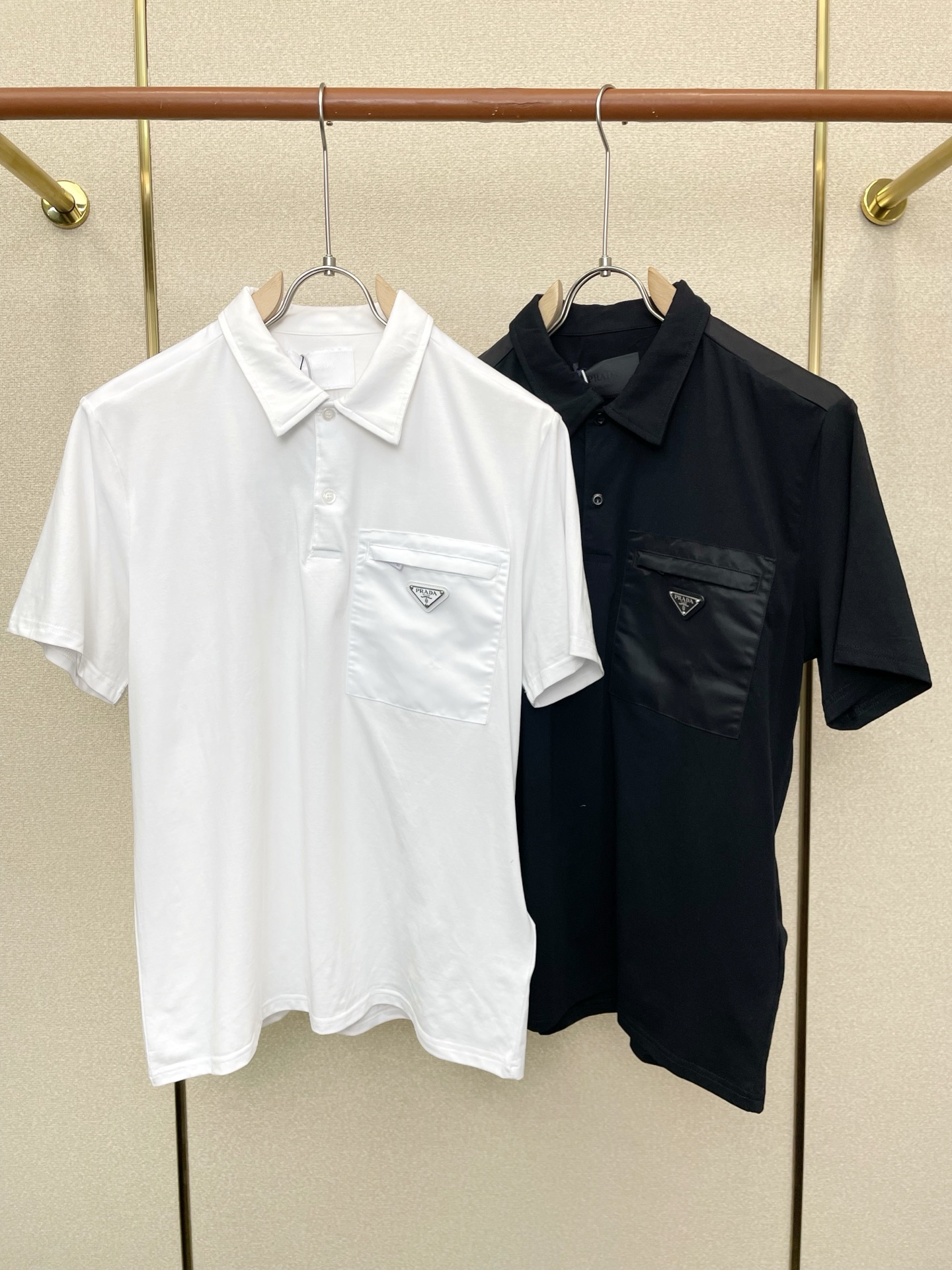 NO:744279,.Prada exclusively offers new original men's casual short-sleeved cotton loose polo shirts. High-end customization. High-end version. Fashionable and versatile imported fabrics. Super soft and delicate feel. Skin-friendly and comfortable to wear. High-end boutique. The upper body is exquisitely made by the factory. Men's must-have items. Three standards are complete. Sizes S-XL, prada, prada, T-shirt,19860909.Prada普拉达独家专供新款原单男士休闲短袖 棉质宽松Polo衫 高端定制 高端版本 时尚百搭爆款进口面料 手感超柔软细腻 穿着亲肤舒适 高端精品 代工厂精细做上身非常赞 男士必备单品 三标齐全 码数S-XL,,prada,prada,T-shirt,,Men's clothing