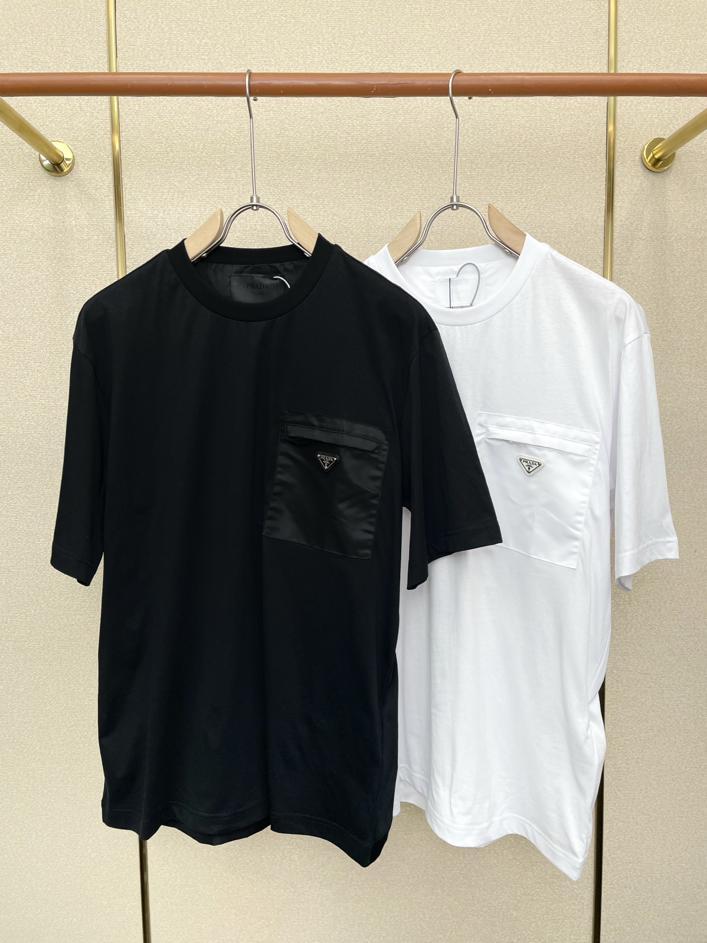 NO:744353,.Prada exclusively supplies new original men's casual short sleeves. Classic triangle short sleeves. High-end customization. High-end version. Fashionable and versatile imported fabrics. Super soft and delicate feel. Skin-friendly and comfortable to wear. High-end boutique. The upper body is made with exquisite precision by the factory. Men's must-have items. Complete with three standards. Size S-XL, prada, prada, T-shirt,19860909.Prada普拉达独家专供新款原单男士休闲短袖 经典三角标短袖 高端定制 高端版本 时尚百搭爆款进口面料 手感超柔软细腻 穿着亲肤舒适 高端精品 代工厂精细做上身非常赞 男士必备单品 三标齐全 码数S-XL,,prada,prada,T-shirt,,Men's clothing