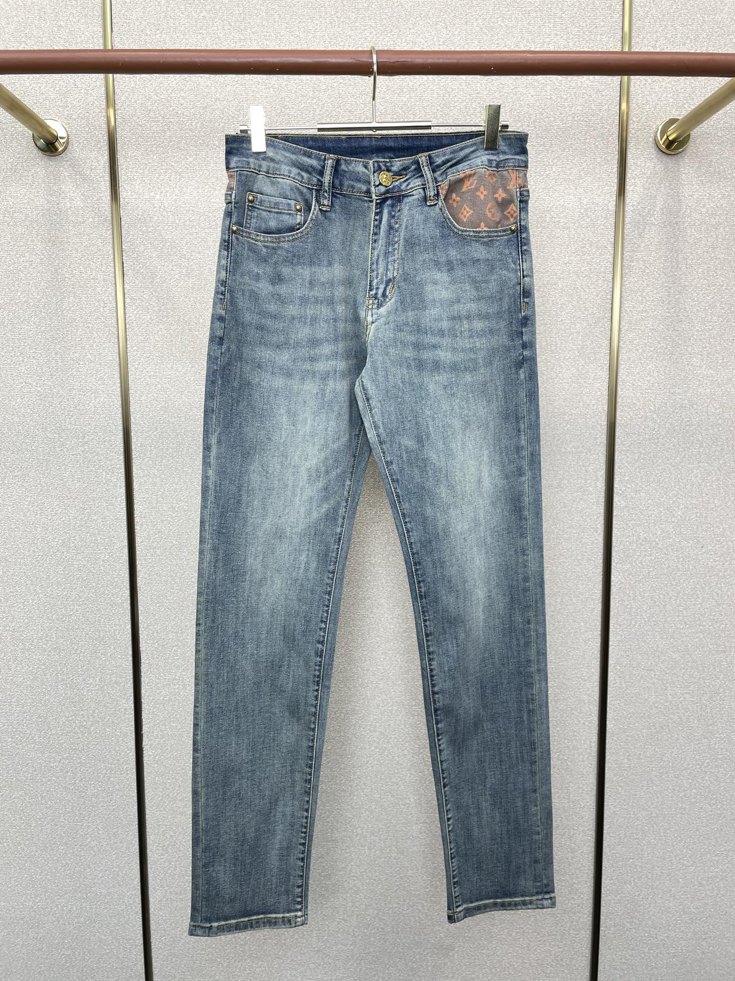 NO:744257,.Louis Vuitton exclusive high-end version of new casual jeans!  Custom-made fabrics at the counter are highly breathable and comfortable, with impeccable details and brand element design concepts, reflecting high quality. It feels delicate and soft!  It presents a casual cut and the upper body shape is awesome!  Code number 28-38,,louis vuitton,louis vuitton,jeans,19860909.Louis Vuitton路易威登独家专供新款休闲牛仔裤高端版本！专柜定制面料 透气舒适度高,细节无可挑剔,品牌元素设计理念,体现高品质.手感细腻柔软！呈现休闲裁剪,上身版型超赞！码数28-38,,louis vuitton,louis vuitton,jeans,,Men's clothing