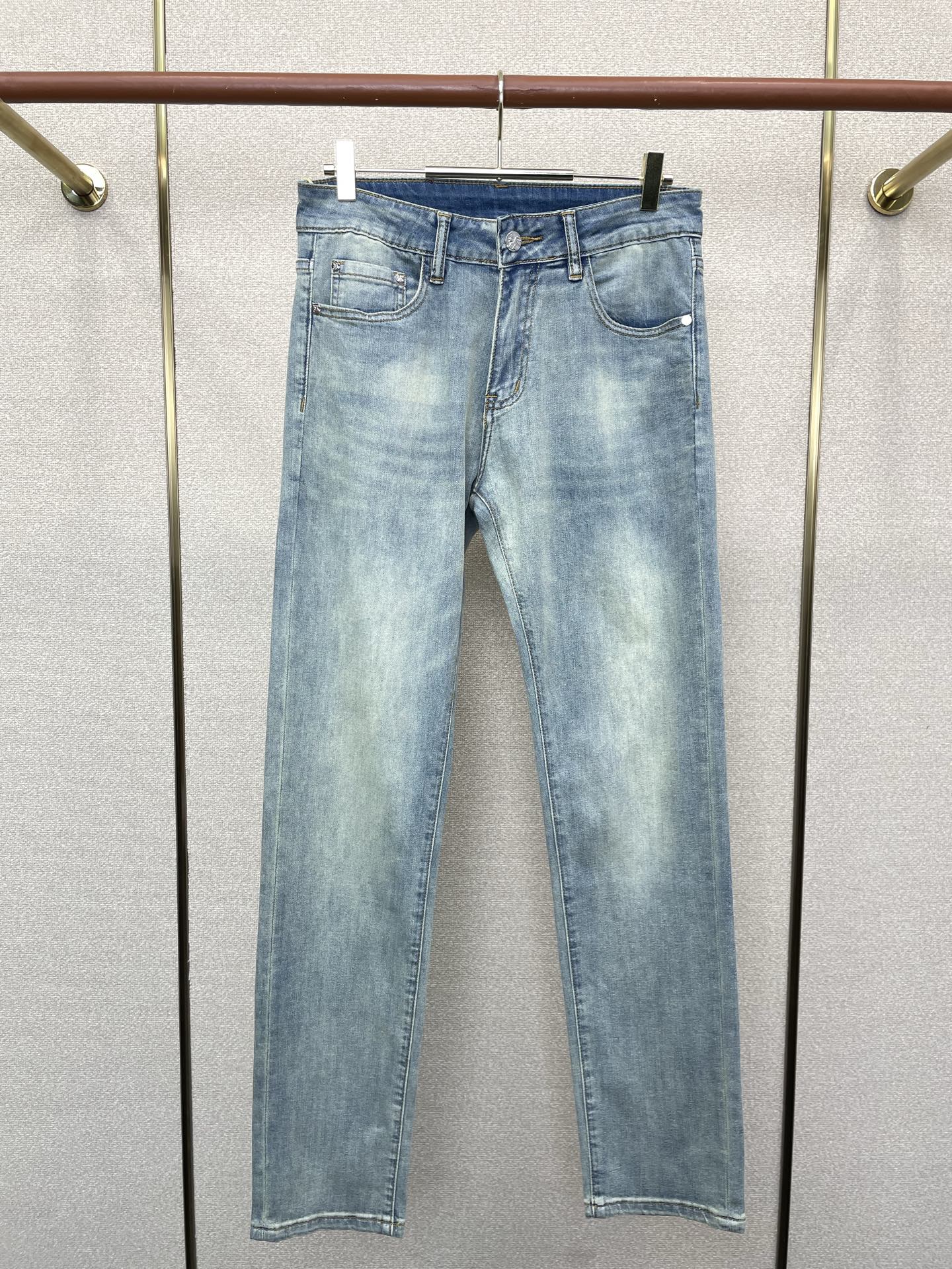 NO:744235,.Burberry exclusively offers high-end versions of new casual jeans!  Custom-made fabrics at the counter are highly breathable and comfortable, with impeccable details and brand element design concepts, reflecting high quality. It feels delicate and soft!  It presents a casual cut and the upper body shape is awesome!  Code number 28-38,,burberry,burberry,jeans,19860909.Burberry巴宝莉独家专供新款休闲牛仔裤高端版本！专柜定制面料 透气舒适度高,细节无可挑剔,品牌元素设计理念,体现高品质.手感细腻柔软！呈现休闲裁剪,上身版型超赞！码数28-38,,burberry,burberry,jeans,,Men's clothing