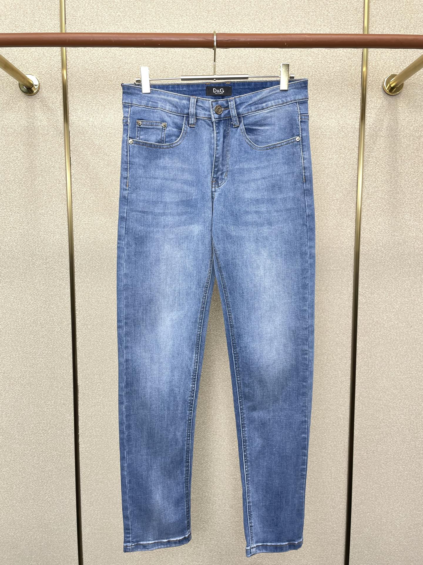 NO:744248,.Dolce&Gabbana exclusively offers high-end versions of new casual jeans!  Custom-made fabrics at the counter are highly breathable and comfortable, with impeccable details and brand element design concepts, reflecting high quality. It feels delicate and soft!  It presents a casual cut and the upper body shape is awesome!  Size 29-40,,Dolce&Gabbana,Dolce&Gabbana,jeans,19860909.Dolce&Gabbana杜嘉班纳独家专供新款休闲牛仔裤高端版本！专柜定制面料 透气舒适度高,细节无可挑剔,品牌元素设计理念,体现高品质.手感细腻柔软！呈现休闲裁剪,上身版型超赞！码数29-40,,Dolce&Gabbana,Dolce&Gabbana,jeans,,Men's clothing