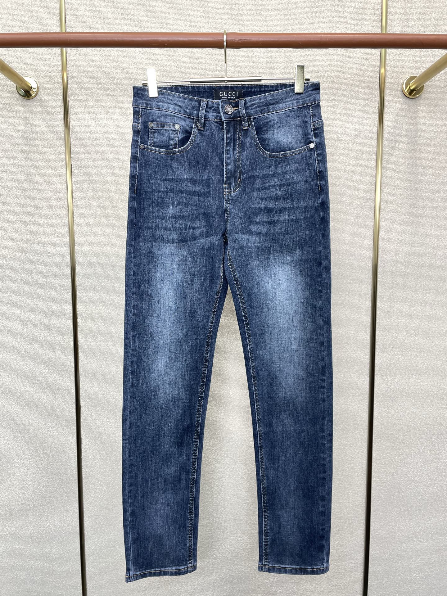 NO:744227,.Gucci Gucci exclusively offers high-end versions of new casual jeans!  Custom-made fabrics at the counter are highly breathable and comfortable, with impeccable details and brand element design concepts, reflecting high quality. It feels delicate and soft!  It presents a casual cut and the upper body shape is awesome!  Size 29-40,,gucci,gucci,jeans,19860909.Gucci古驰独家专供新款休闲牛仔裤高端版本！专柜定制面料 透气舒适度高,细节无可挑剔,品牌元素设计理念,体现高品质.手感细腻柔软！呈现休闲裁剪,上身版型超赞！码数29-40,,gucci,gucci,jeans,,Men's clothing