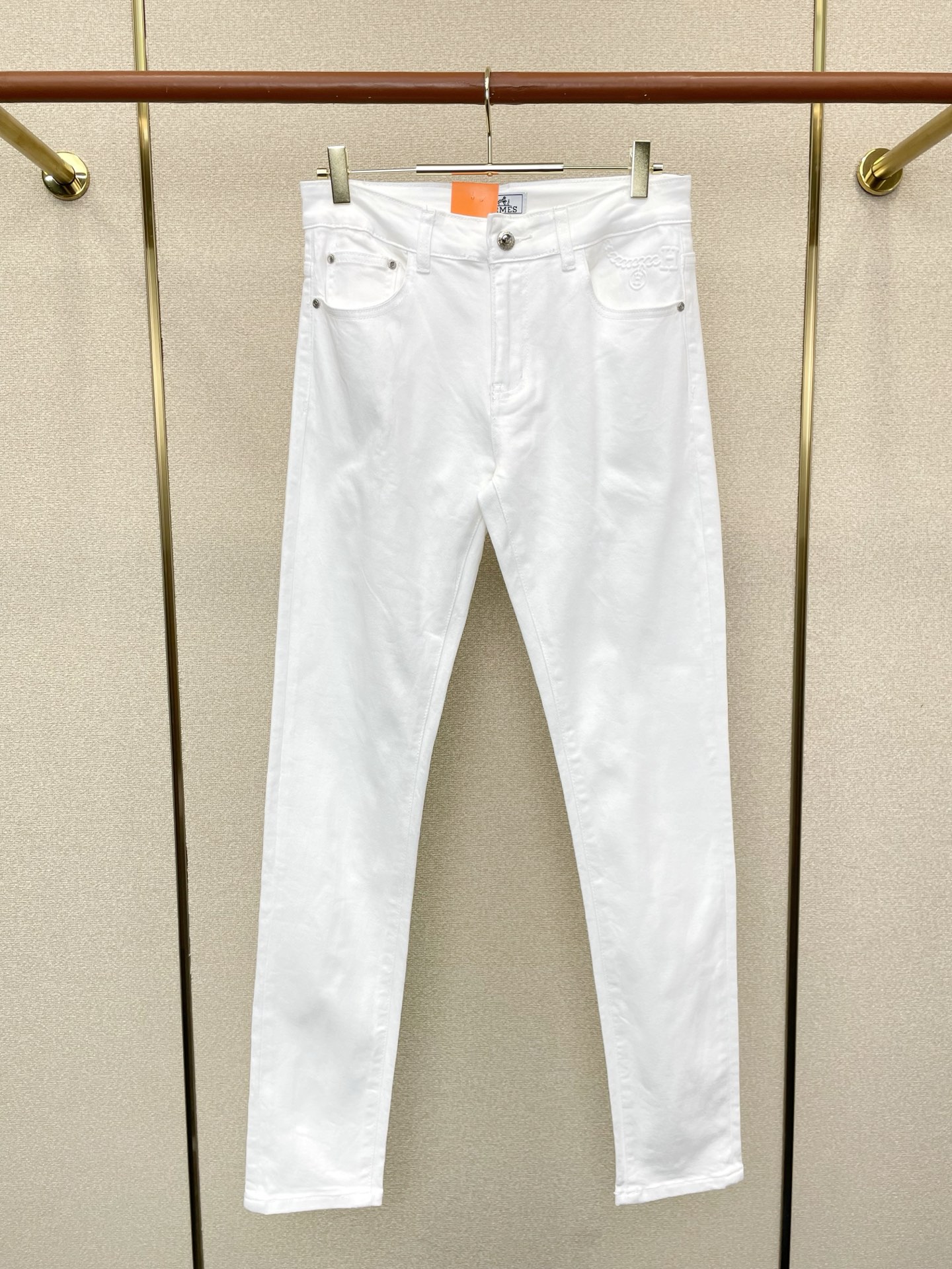 NO:744242,.Hermès exclusively supplies high-end versions of new casual jeans. Custom-made fabrics at the counter. Highly breathable and comfortable, with impeccable details. The brand element design concept embodies high quality. It feels delicate and soft!  It presents a casual cut and the upper body shape is awesome!  Code number 29-40,,hermes,hermes,jeans,19860909.Hermès爱马仕独家专供新款休闲牛仔裤高端版本 专柜定制面料 透气舒适度高,细节无可挑剔,品牌元素设计理念,体现高品质.手感细腻柔软！呈现休闲裁剪,上身版型超赞！码数29-40,,hermes,hermes,jeans,,Men's clothing