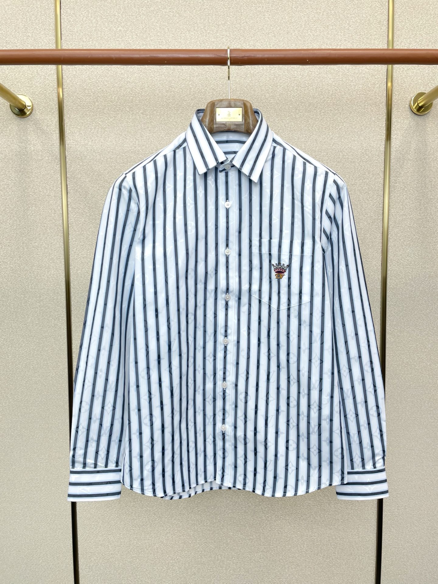 NO:746085,.Louis Vuitton's new original men's casual shirts that are sold all over the world. High-end customization. High-end version. Fashionable and versatile imported fabrics. Super soft and delicate feel. Skin-friendly and comfortable to wear. High-end boutique. The upper body is finely made by the factory. It is a must-have item for men. Three complete standards. Size M-3XL,,louis vuitton,louis vuitton,shirts,19860909.Louis Vuitton路易威登砸锅卖铁都要上的新款新款原单男士休闲衬衫 高端定制 高端版本 时尚百搭爆款进口面料 手感超柔软细腻 穿着亲肤舒适 高端精品 代工厂精细做上身非常赞 男士必备单品 三标齐全 码数M-3XL,,louis vuitton,louis vuitton,shirts,,Men's clothing