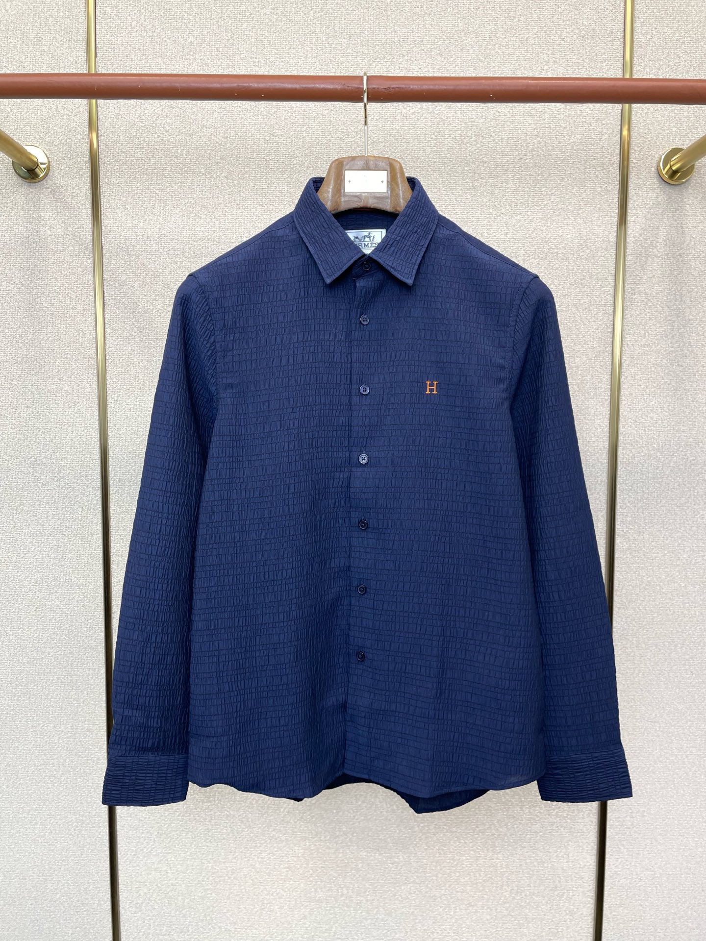 NO:744290,.Hermès exclusively provides new original men's casual long-sleeved shirts. High-end customization. High-end version. Fashionable and versatile imported fabrics. Super soft and delicate feel. Skin-friendly and comfortable to wear. High-end boutique. The upper body is finely made by the factory. A must-have item for men. Complete with three standards. Size M-3XL,, hermes, hermes, shirts,19860909.Hermès爱马仕独家专供新款原单男士休闲长袖衬衫 高端定制 高端版本 时尚百搭爆款进口面料 手感超柔软细腻 穿着亲肤舒适 高端精品 代工厂精细做上身非常赞 男士必备单品 三标齐全 码数M-3XL,,hermes,hermes,shirts,,Men's clothing