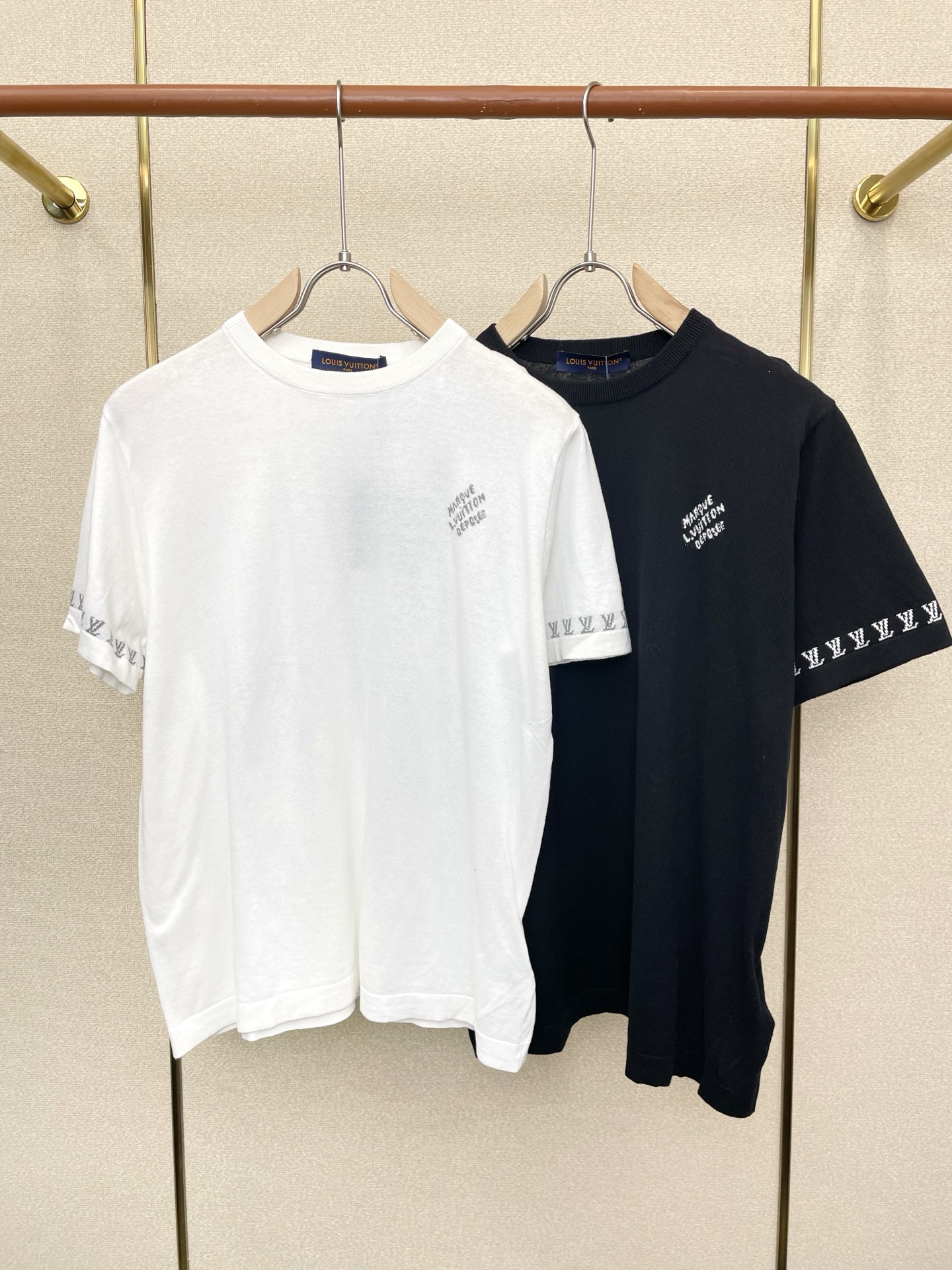 NO:744284,.Louis Vuitton Louis Vuitton exclusively offers new original men's casual short-sleeved cotton jacquard crew neck shirts. High-end customization. High-end version. Fashionable and versatile imported fabrics. Super soft and delicate feel. Skin-friendly and comfortable to wear. High-end boutique. The upper body is exquisitely made by the factory. Men's must-have items. Three complete standards. Size S-XL,,louis vuitton,louis vuitton,T-shirt,19860909.Louis Vuitton路易威登独家专供新款原单男士休闲短袖 棉质提花圆领衫 高端定制 高端版本 时尚百搭爆款进口面料 手感超柔软细腻 穿着亲肤舒适 高端精品 代工厂精细做上身非常赞 男士必备单品 三标齐全 码数S-XL,,louis vuitton,louis vuitton,T-shirt,,Men's clothing