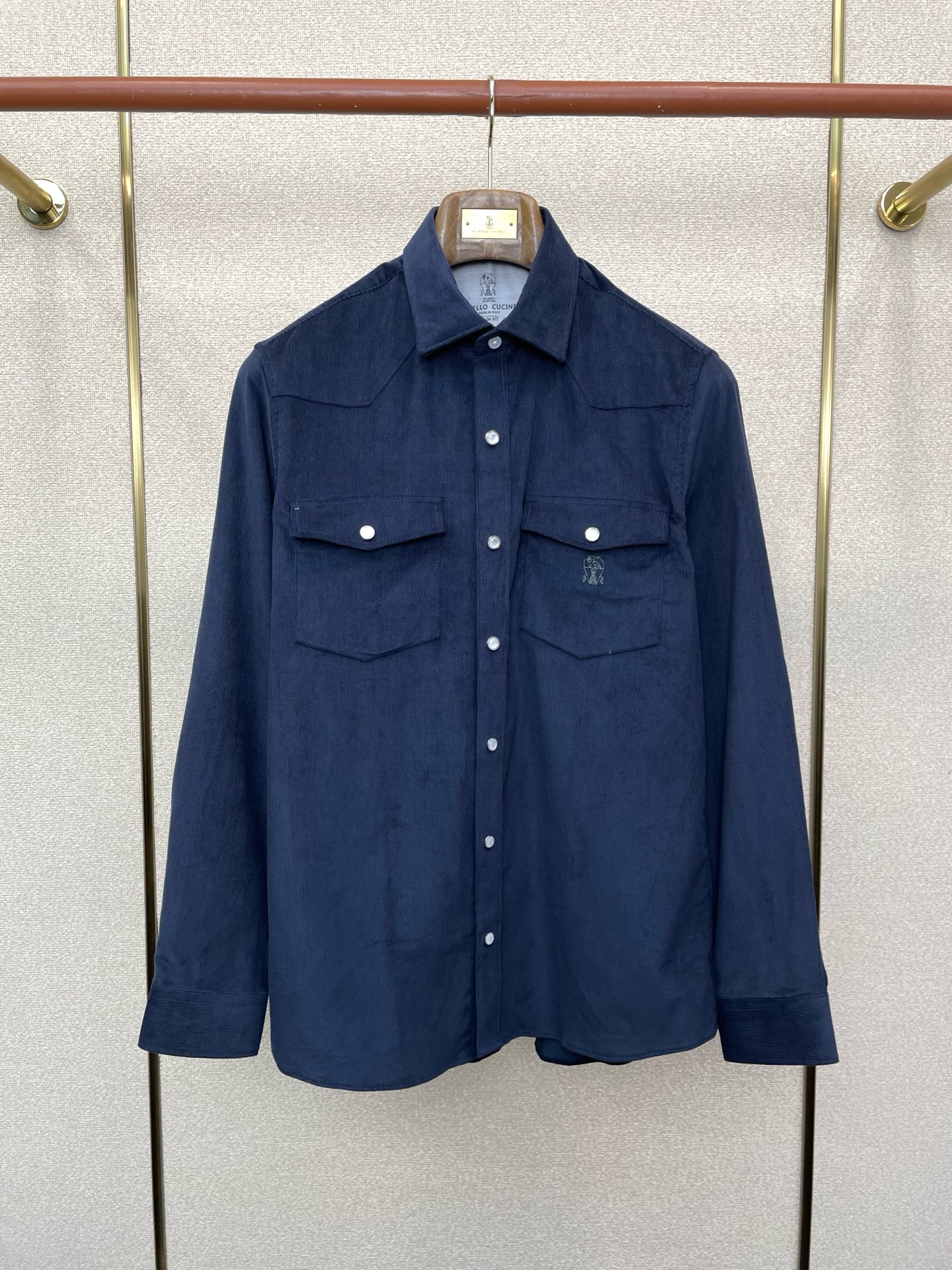 NO:744212,.BC-Brunello Cucinali Brunello Cucinali exclusively provides new original men's casual shirts. High-end customization. High-end version. Fashionable and versatile imported fabrics. Super soft and delicate feel. Skin-friendly and comfortable to wear. High-end boutique. The upper body is finely made by the factory. It is a must-have item for men. Three complete standards. Size M-3XL, brunello cucinelli, shirts,19860909.BC-Brunello Cucinali布鲁内洛·库奇内利独家专供新款原单男士休闲衬衫 高端定制 高端版本 时尚百搭爆款进口面料 手感超柔软细腻 穿着亲肤舒适 高端精品 代工厂精细做上身非常赞 男士必备单品 三标齐全 码数M-3XL,,brunello cucinelli,shirts,,Men's clothing